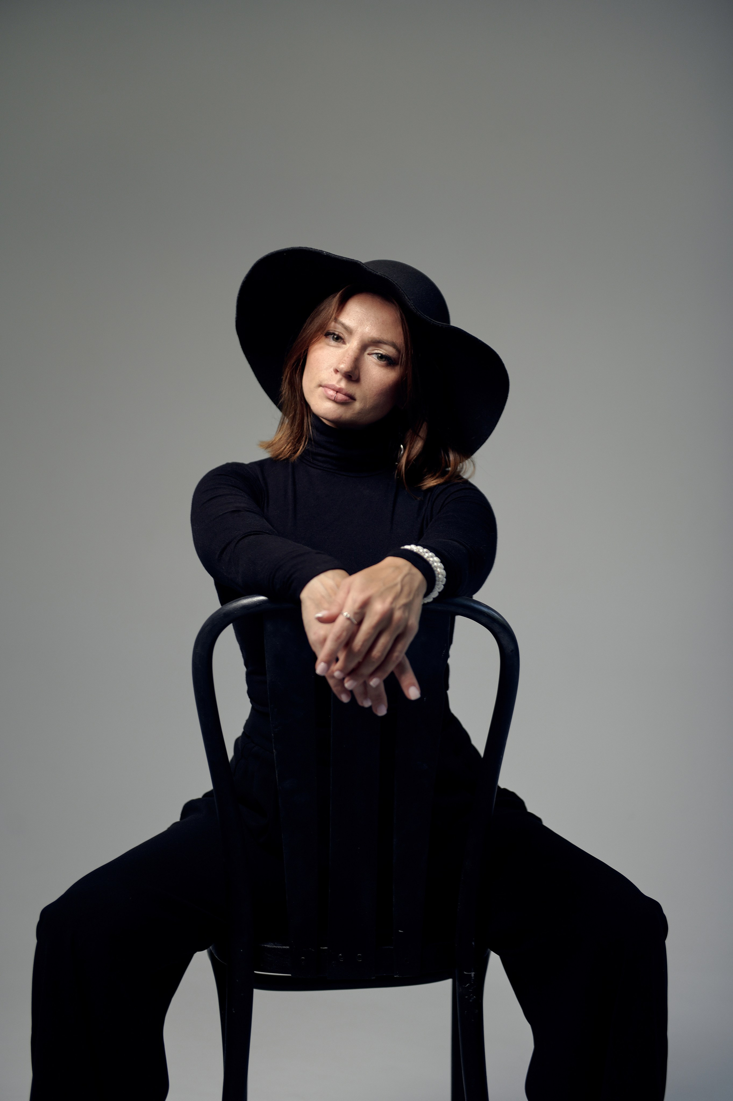 Portret kobiery w kapeluszu na jasnym tle