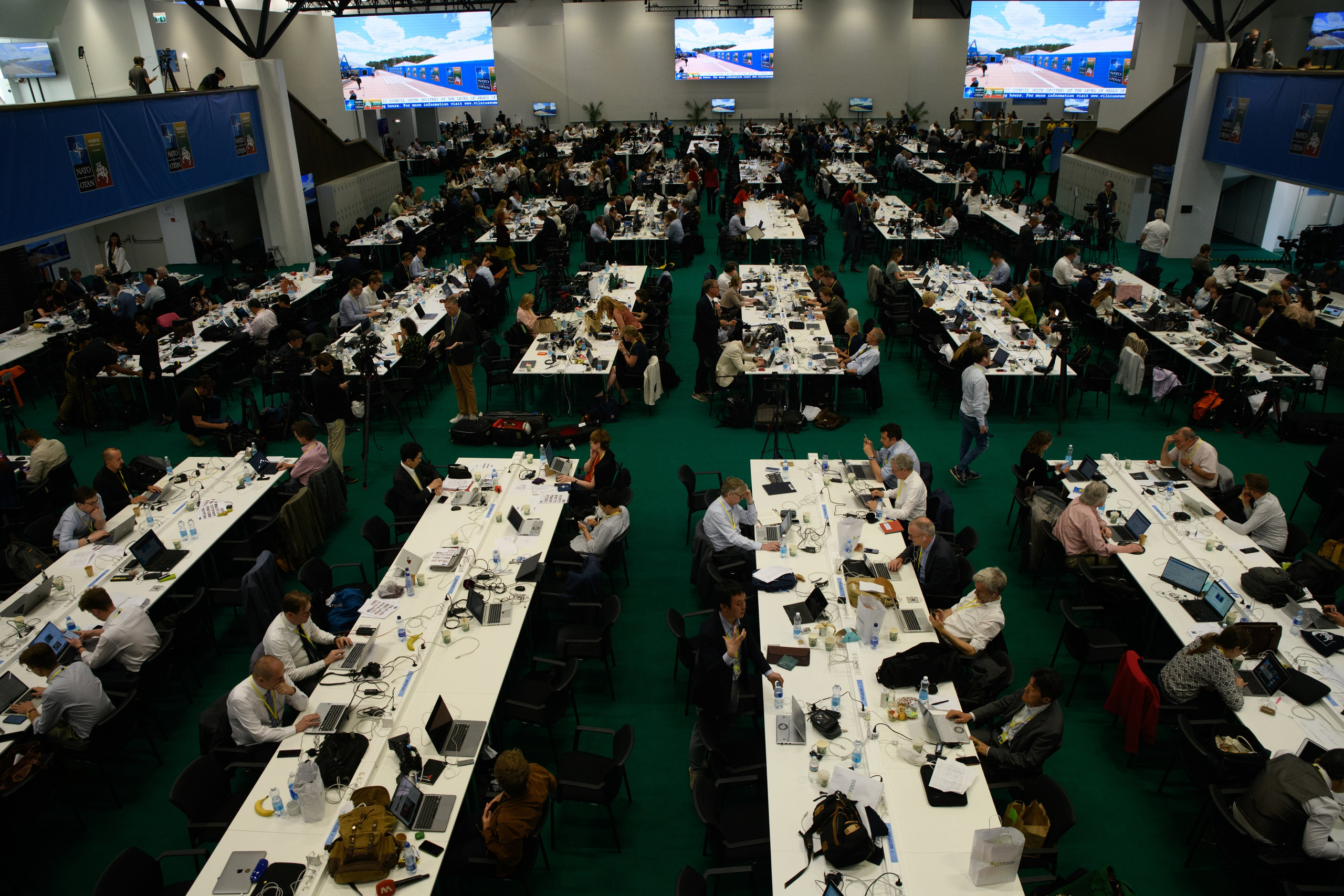 NATO viršūnių susitikimo užkulisiai Vilniuje. Fotografas — Aleksandras Savickis