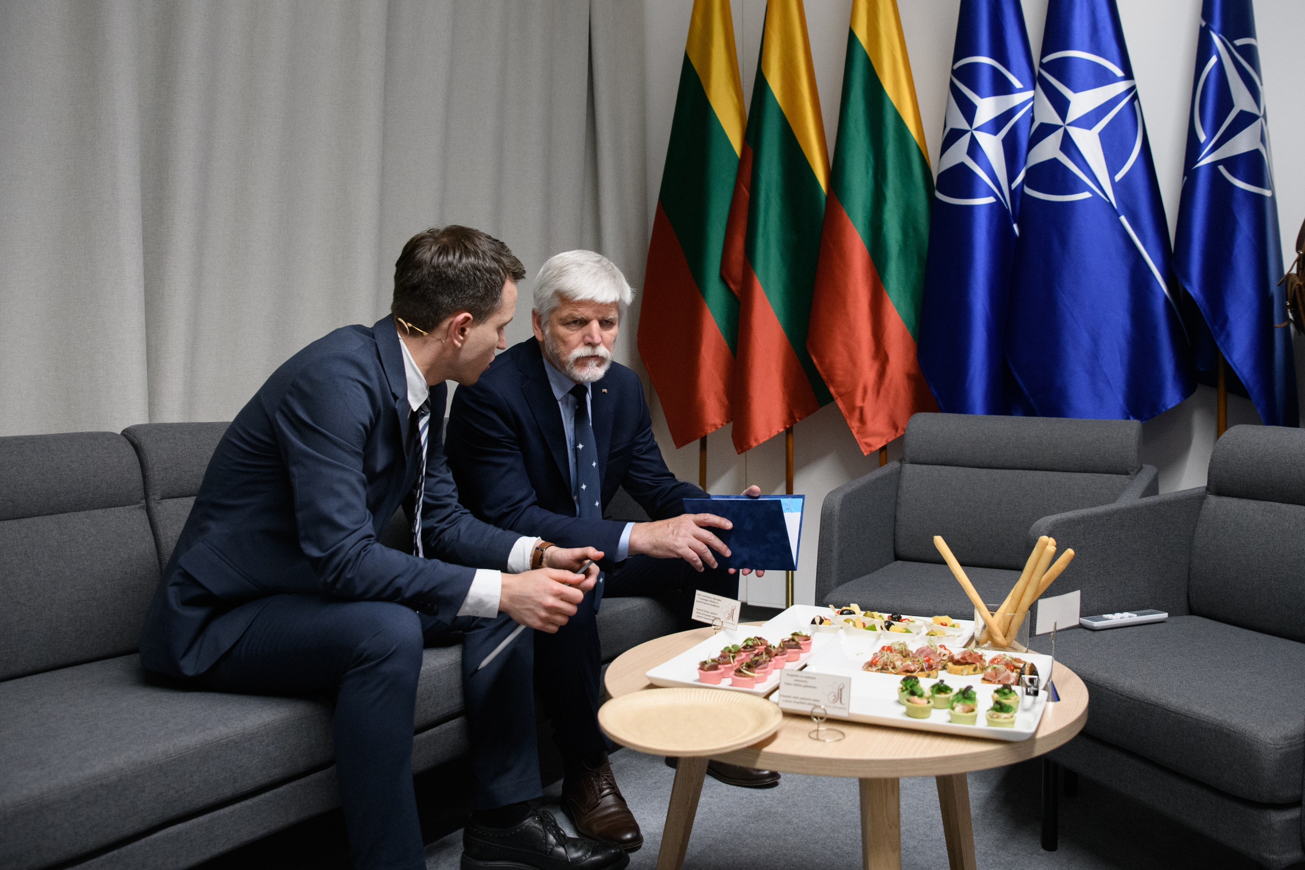 NATO viršūnių susitikimo užkulisiai Vilniuje. Fotografas — Aleksandras Savickis