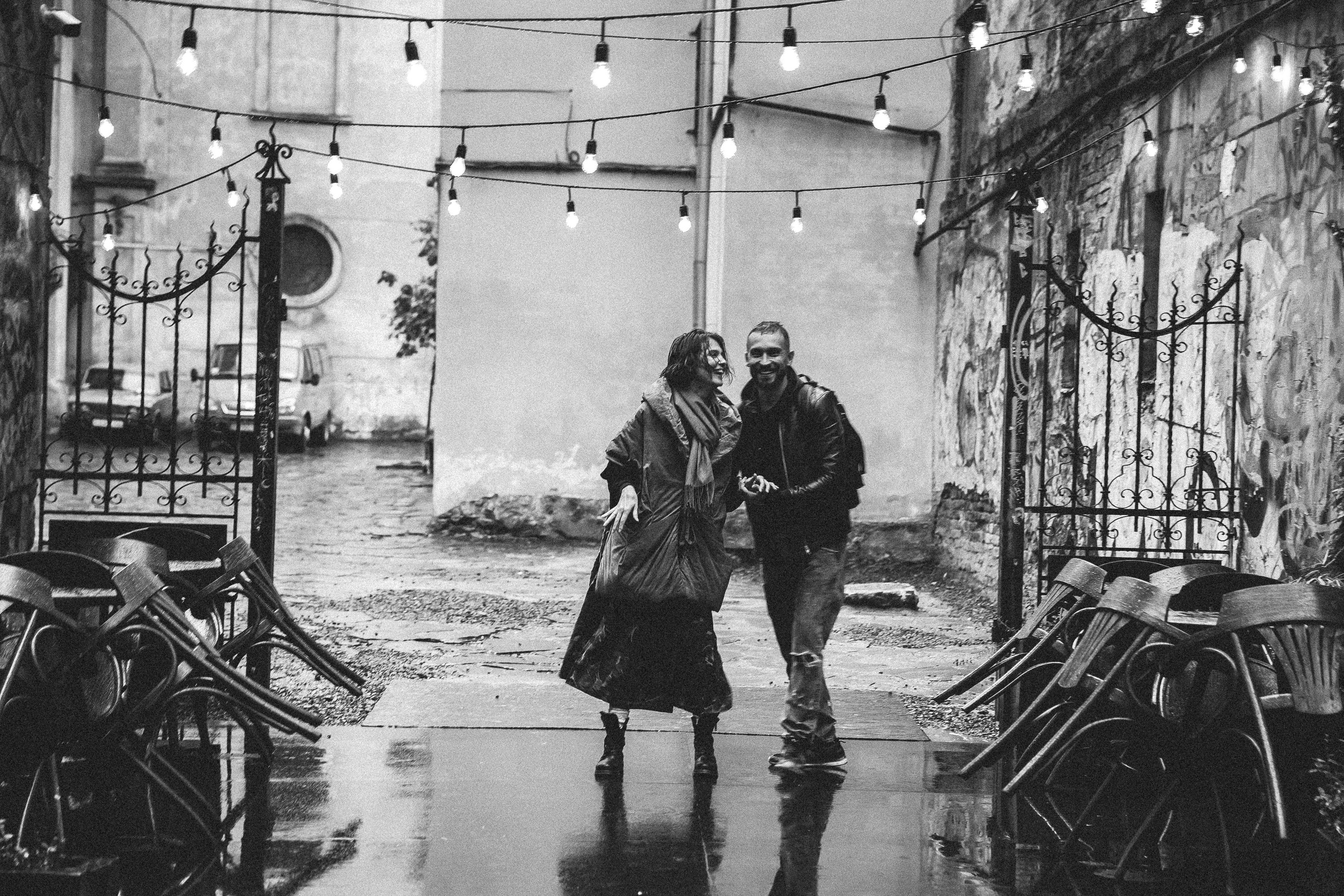 Love walks through the rain. Тарас Бовт. Фотограф Львів. Портрети та репортаж з подій