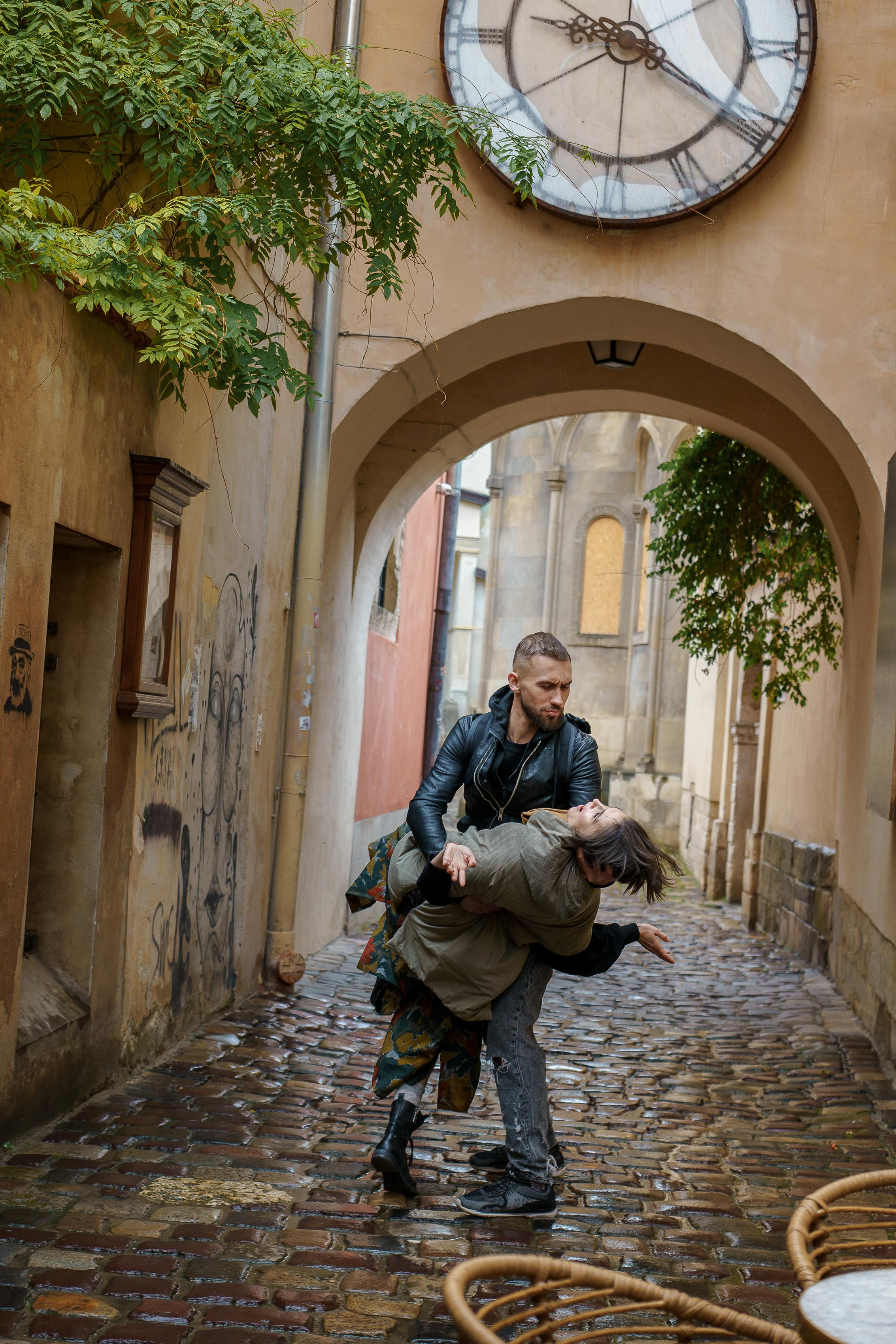 Love walks through the rain. Тарас Бовт. Фотограф Львів. Портрети та репортаж з подій