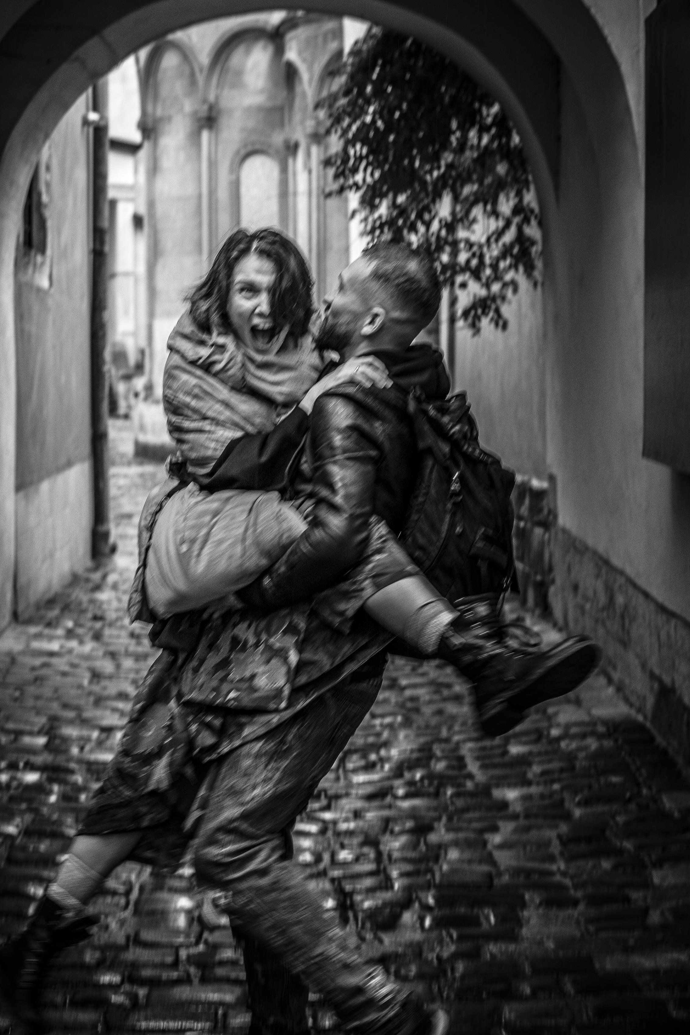 Love walks through the rain. Тарас Бовт. Фотограф Львів. Портрети та репортаж з подій