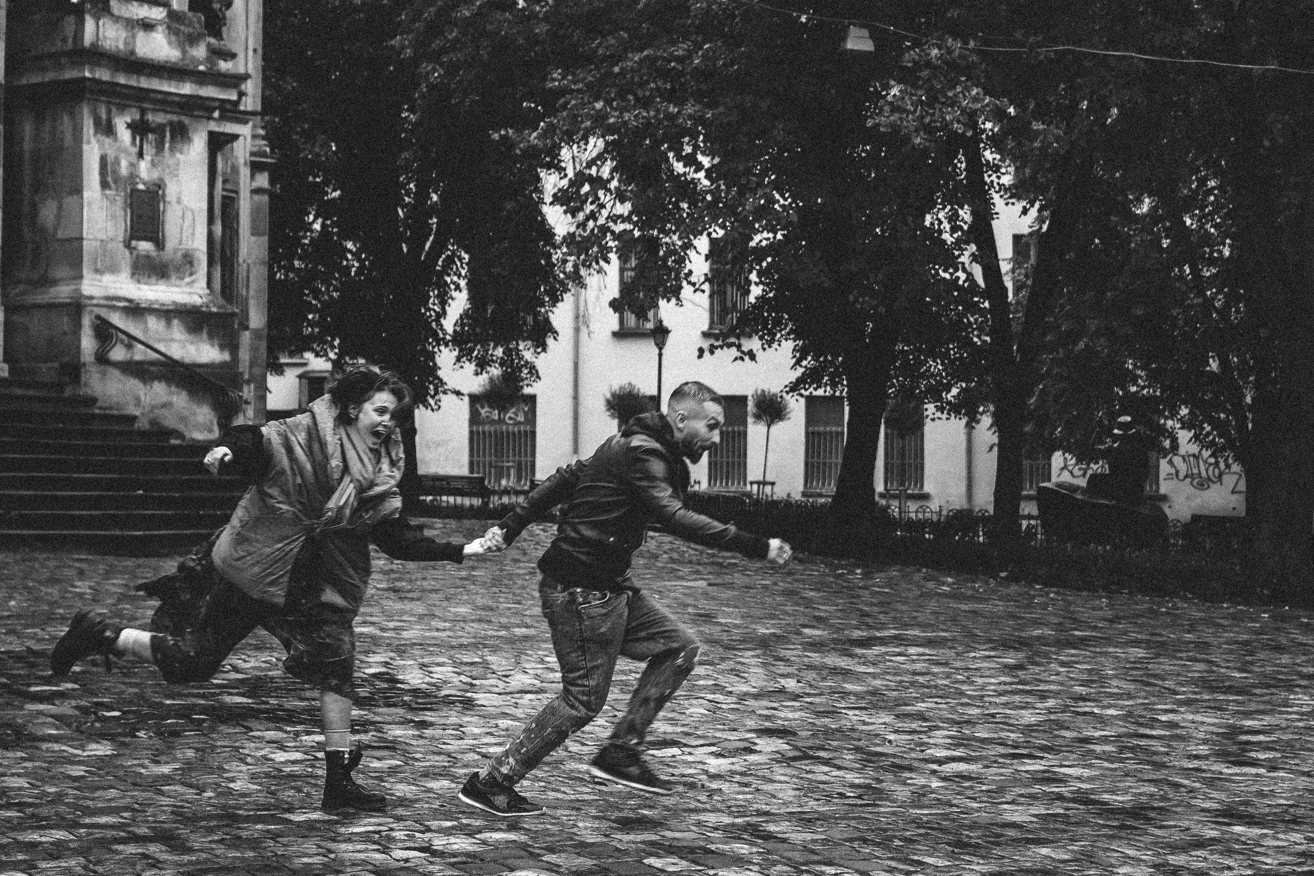 Love walks through the rain. Тарас Бовт. Фотограф Львів. Портрети та репортаж з подій