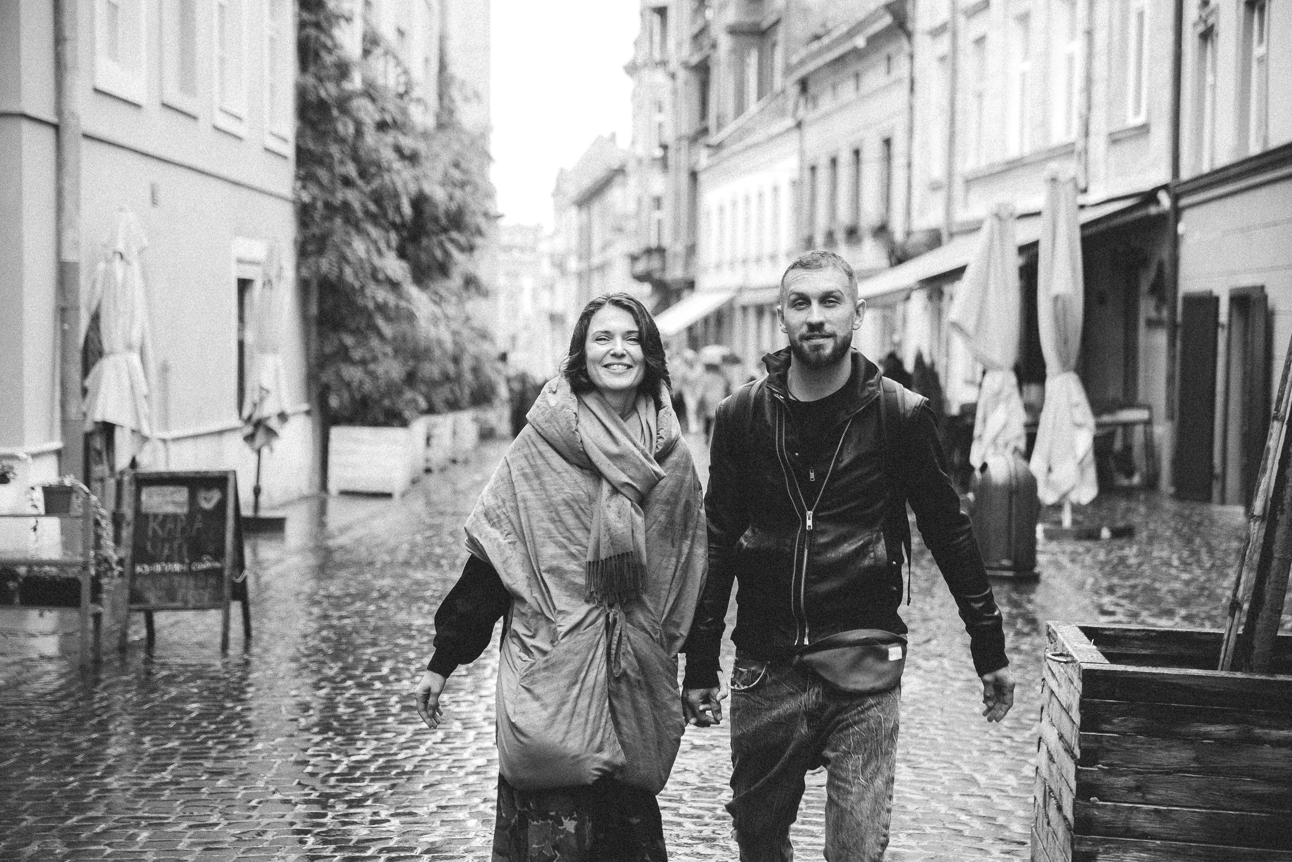 Love walks through the rain. Тарас Бовт. Фотограф Львів. Портрети та репортаж з подій