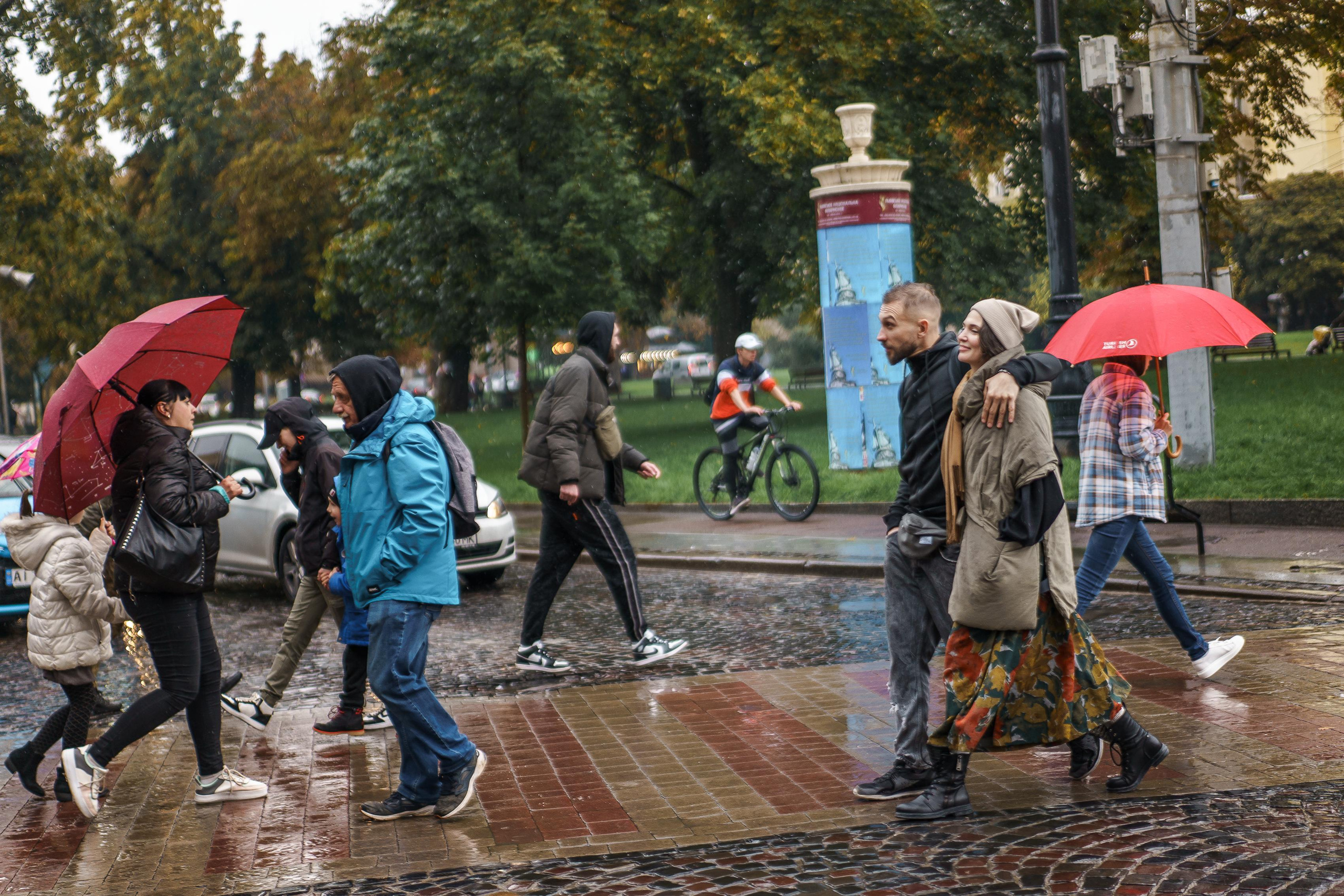 Love walks through the rain. Тарас Бовт. Фотограф Львів. Портрети та репортаж з подій