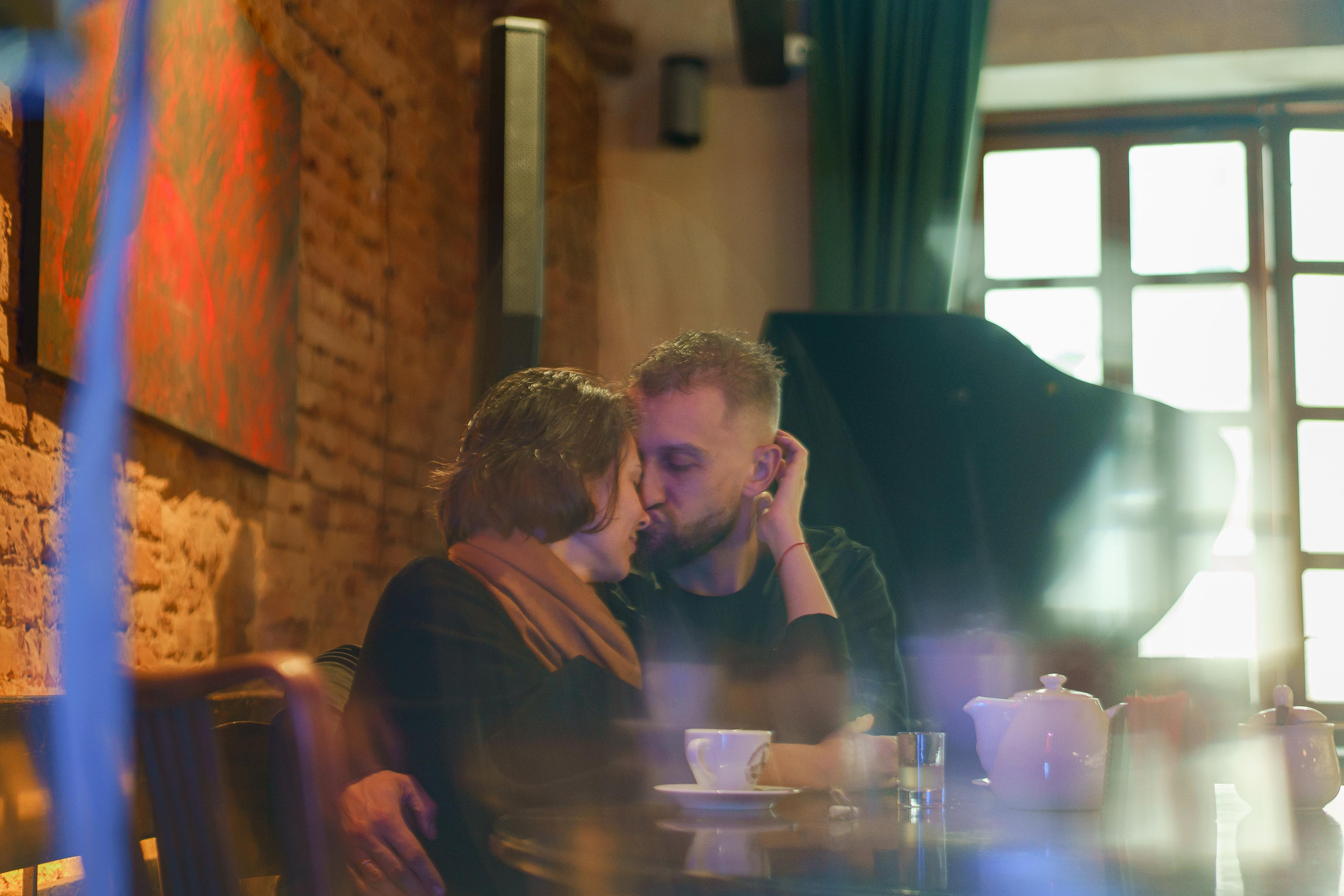 Love walks through the rain. Тарас Бовт. Фотограф Львів. Портрети та репортаж з подій