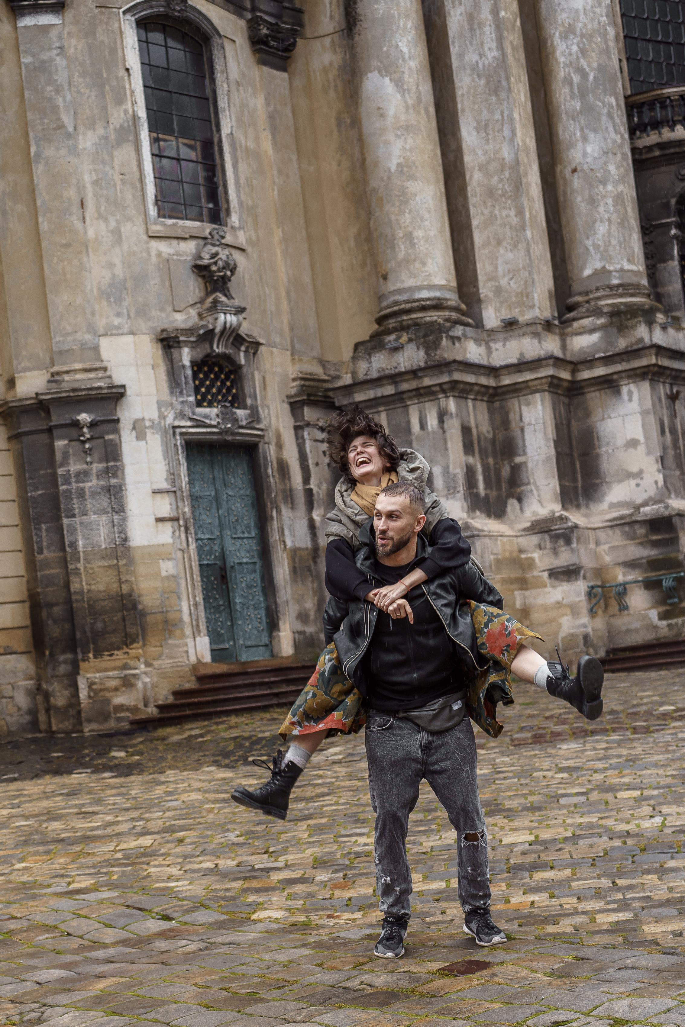 Love walks through the rain. Тарас Бовт. Фотограф Львів. Портрети та репортаж з подій