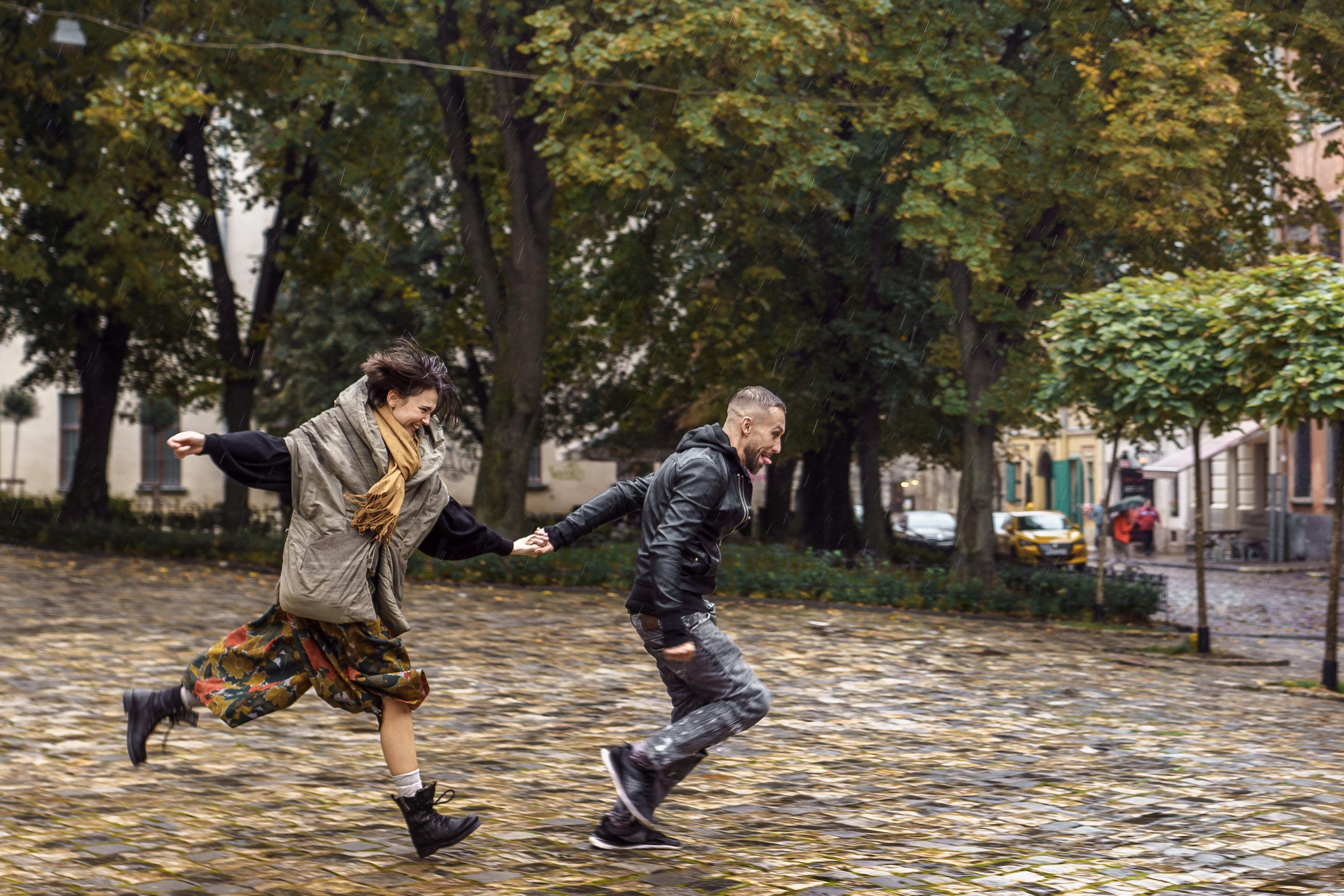 Love walks through the rain. Тарас Бовт. Фотограф Львів. Портрети та репортаж з подій