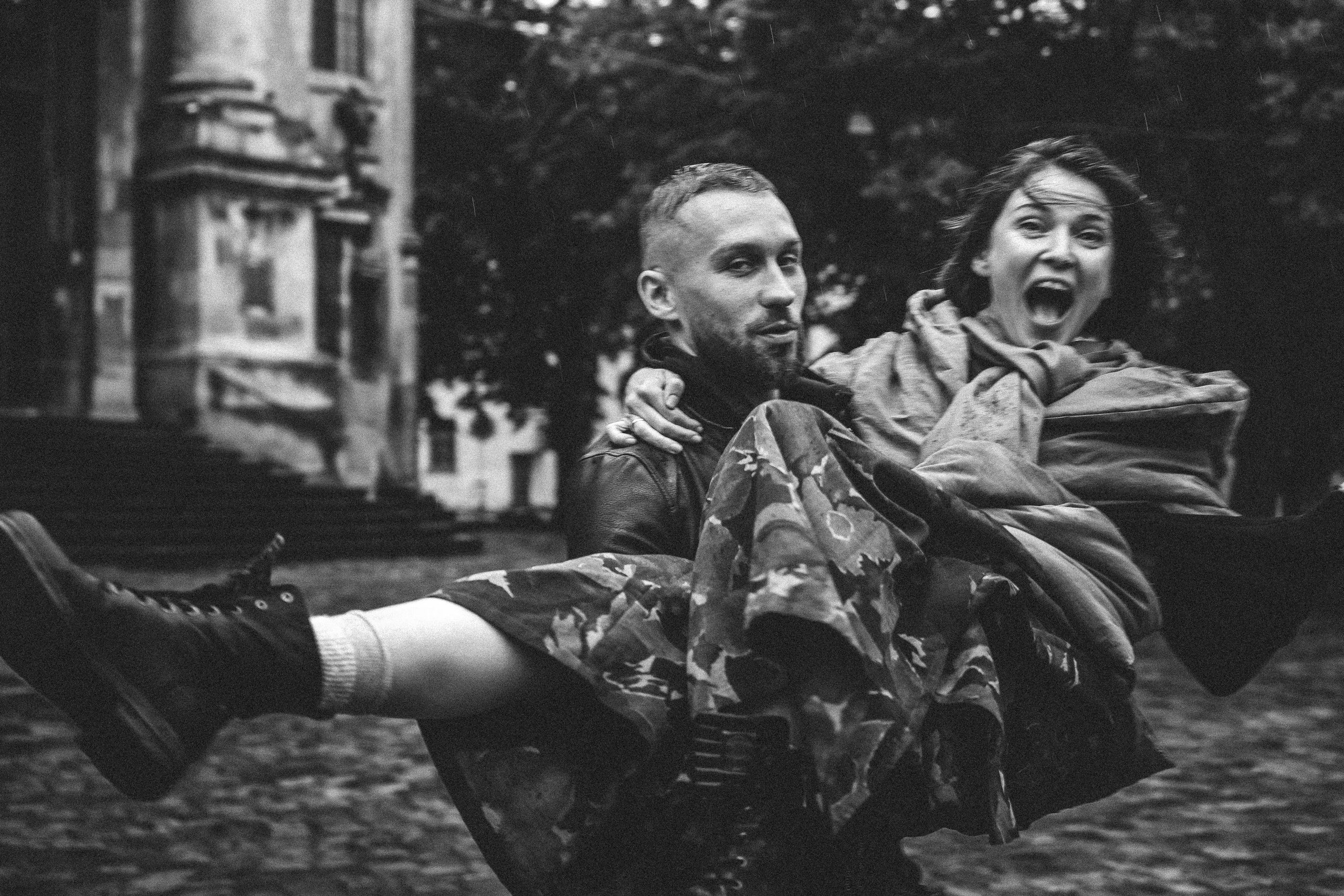 Love walks through the rain. Тарас Бовт. Фотограф Львів. Портрети та репортаж з подій