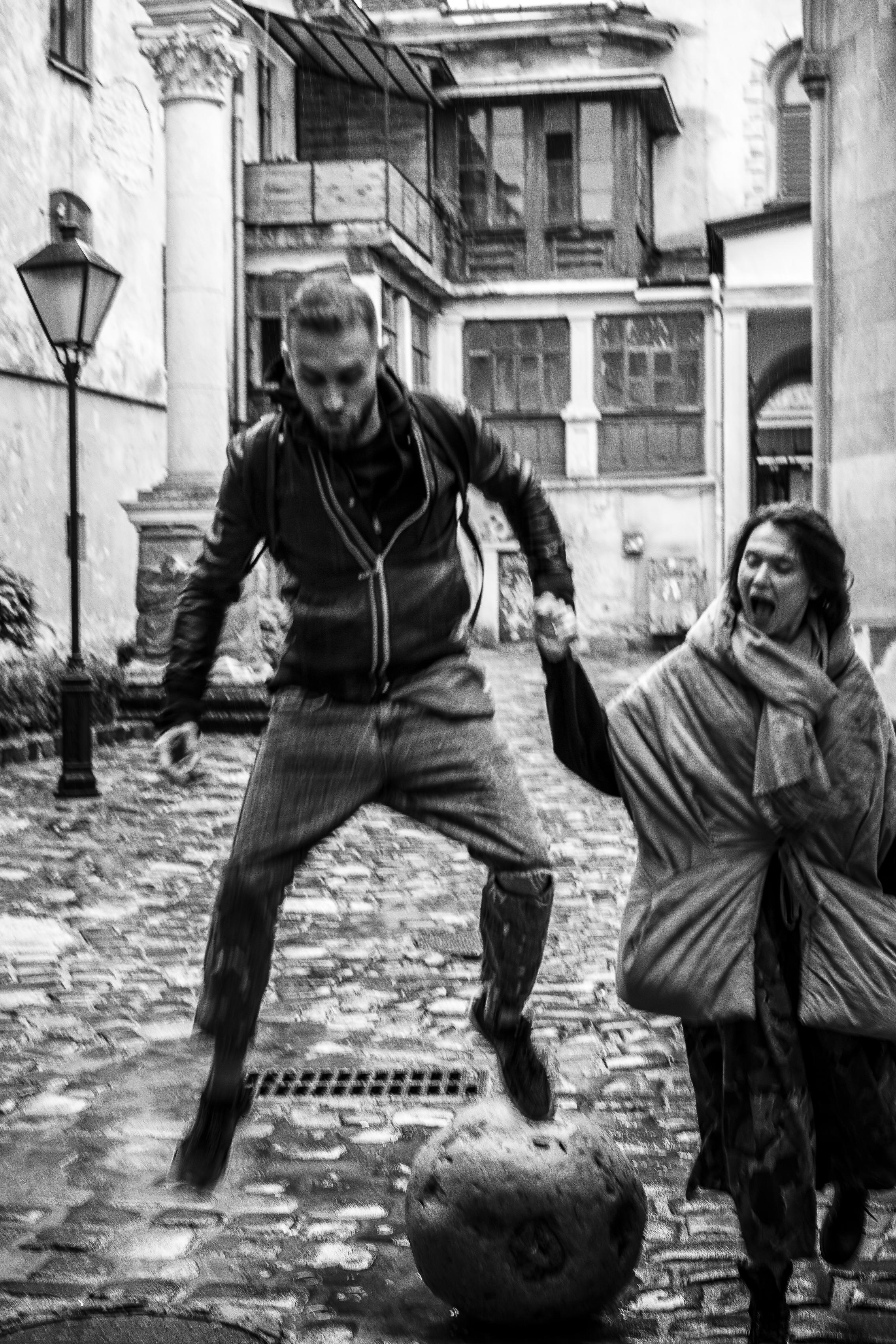 Love walks through the rain. Тарас Бовт. Фотограф Львів. Портрети та репортаж з подій