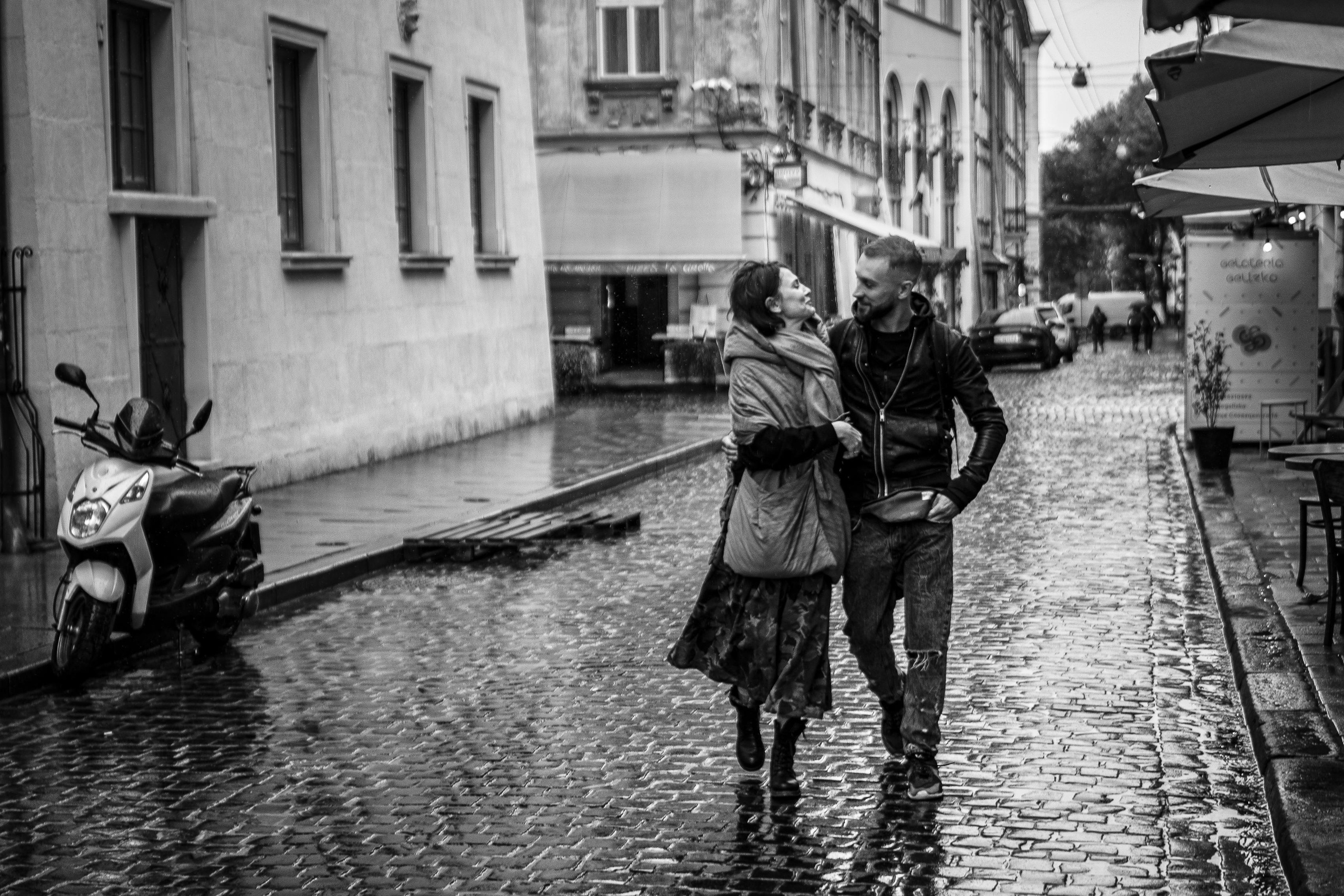 Love walks through the rain. Тарас Бовт. Фотограф Львів. Портрети та репортаж з подій