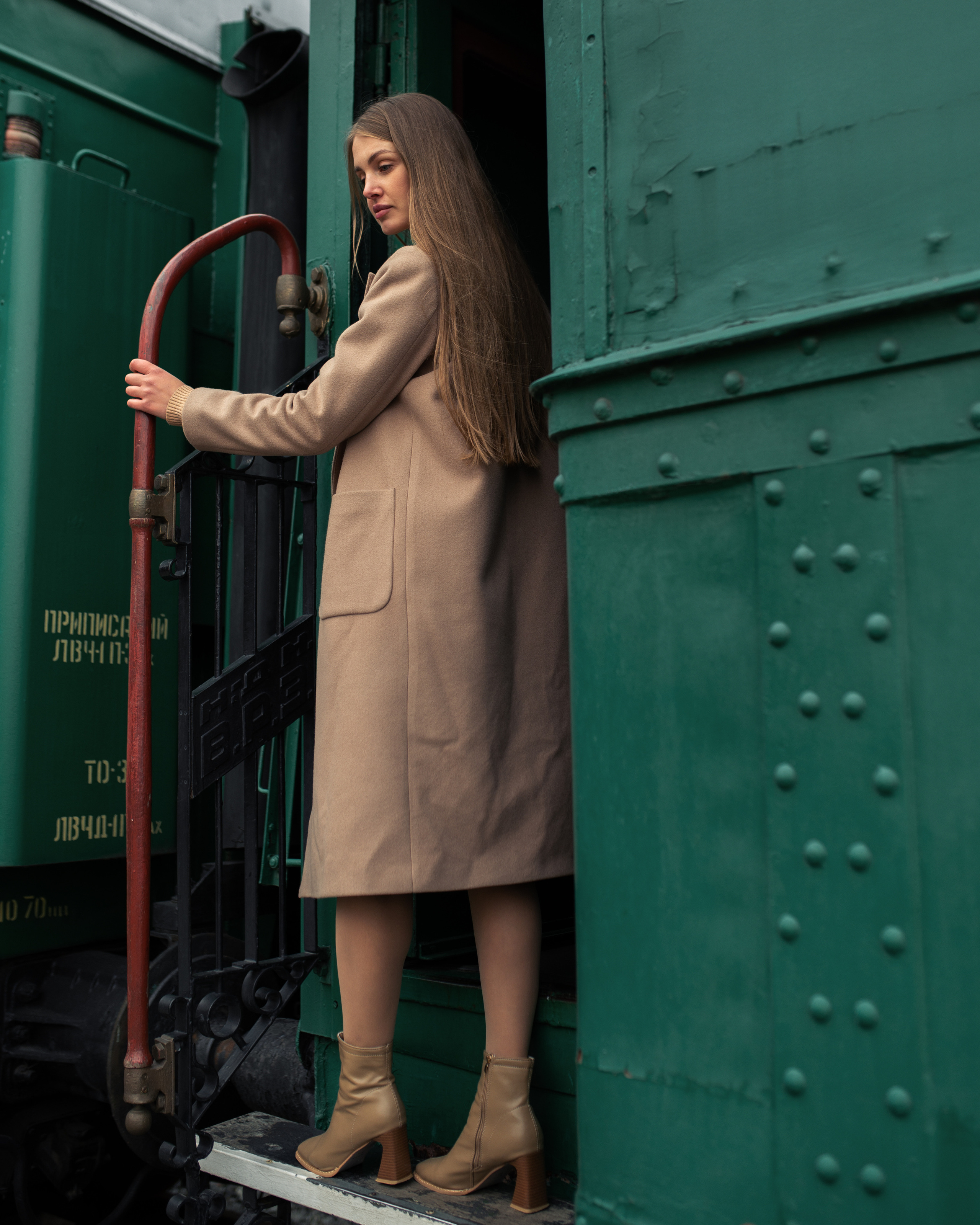 Портрет у вагона поезда