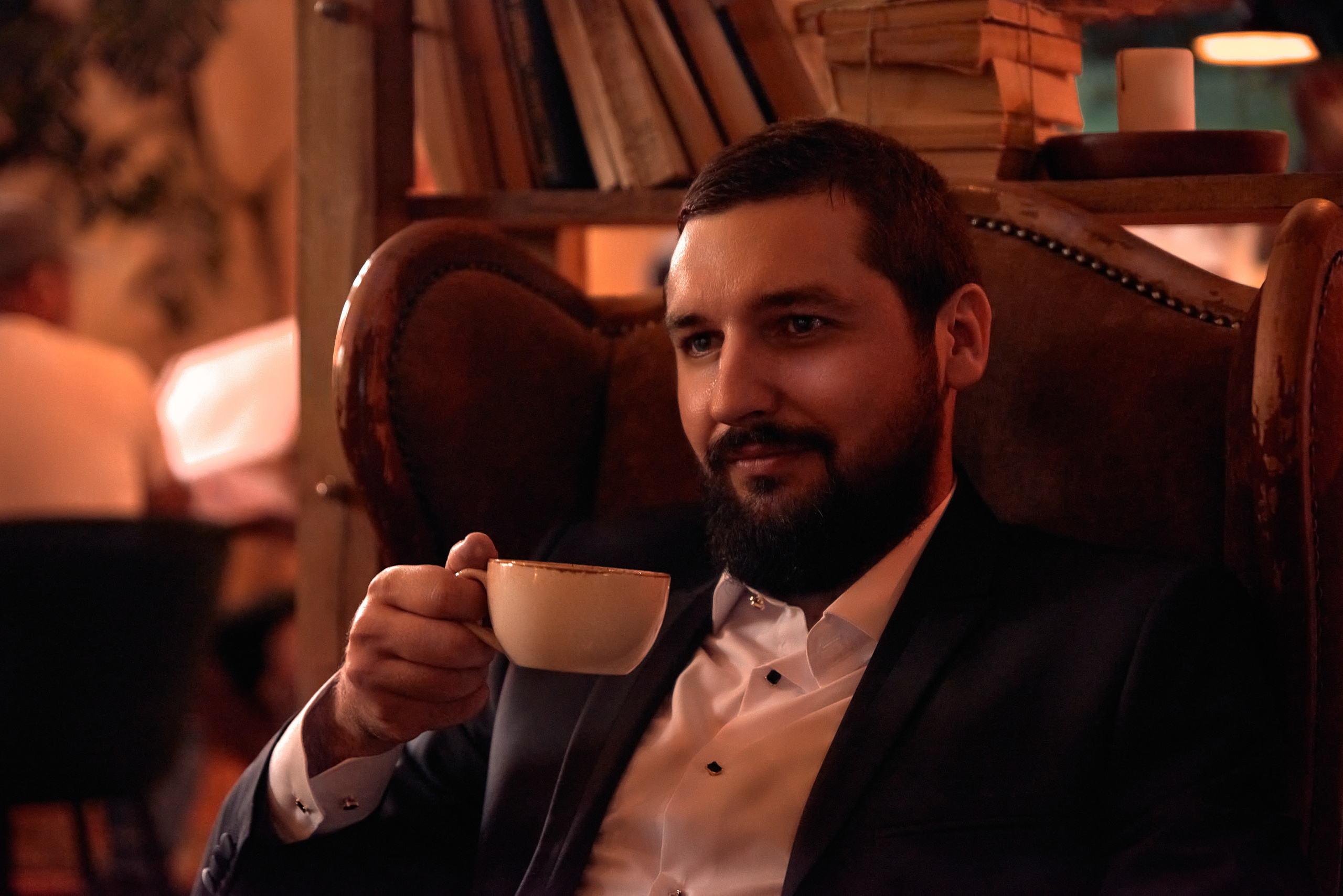 Стильный мужской портрет в интерьере.