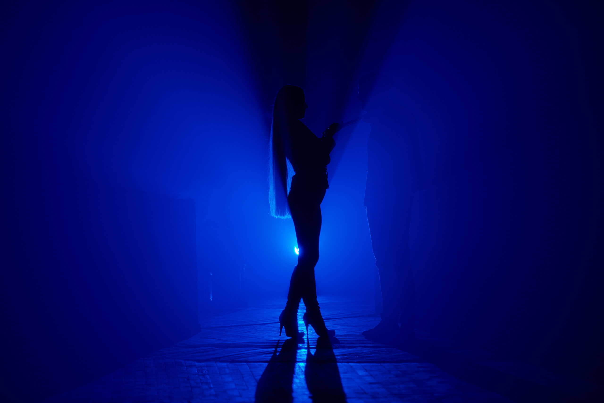 Шикарный силуэт рок группы на сцене.