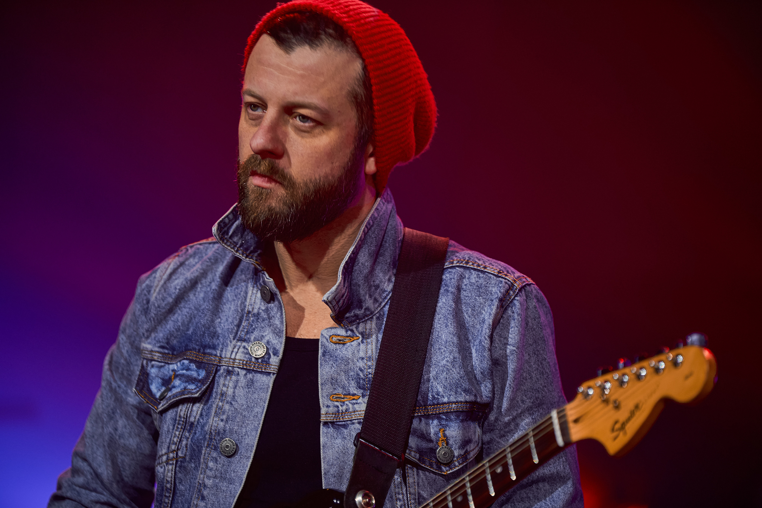 Портрет Рок артиста на сцене, крупный план.