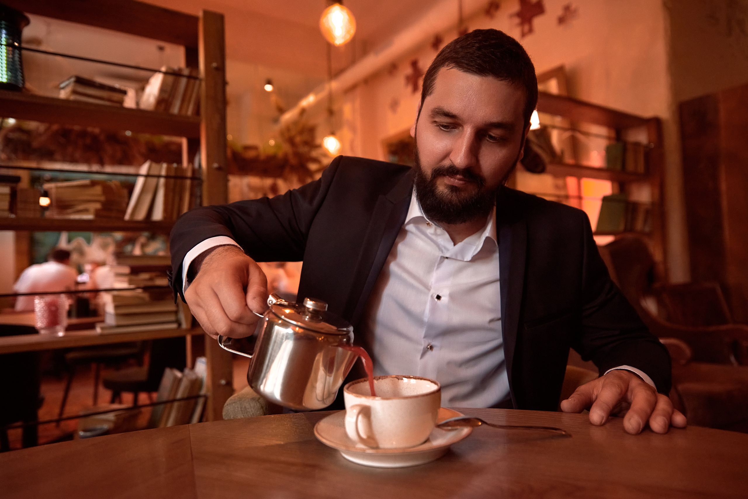 Деловая мужская фотосессия в кафе, ресторане.