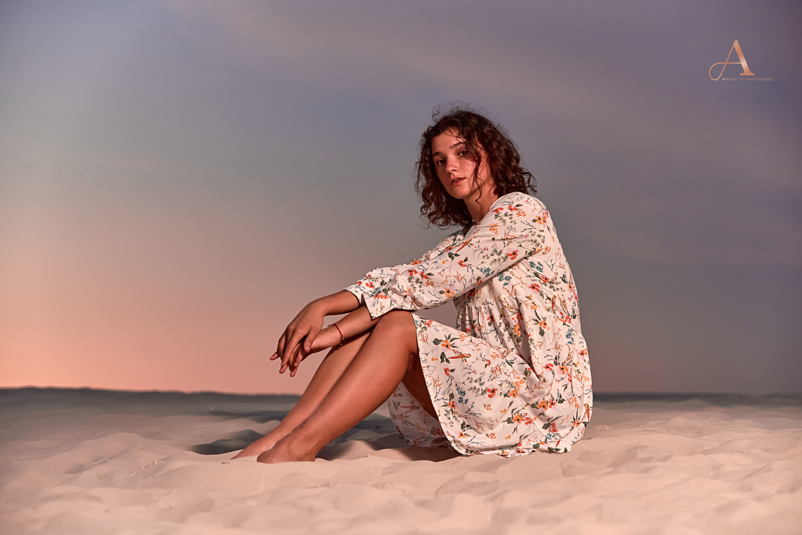 Юная девушка в коротком белом платье, фотосессия на закате.