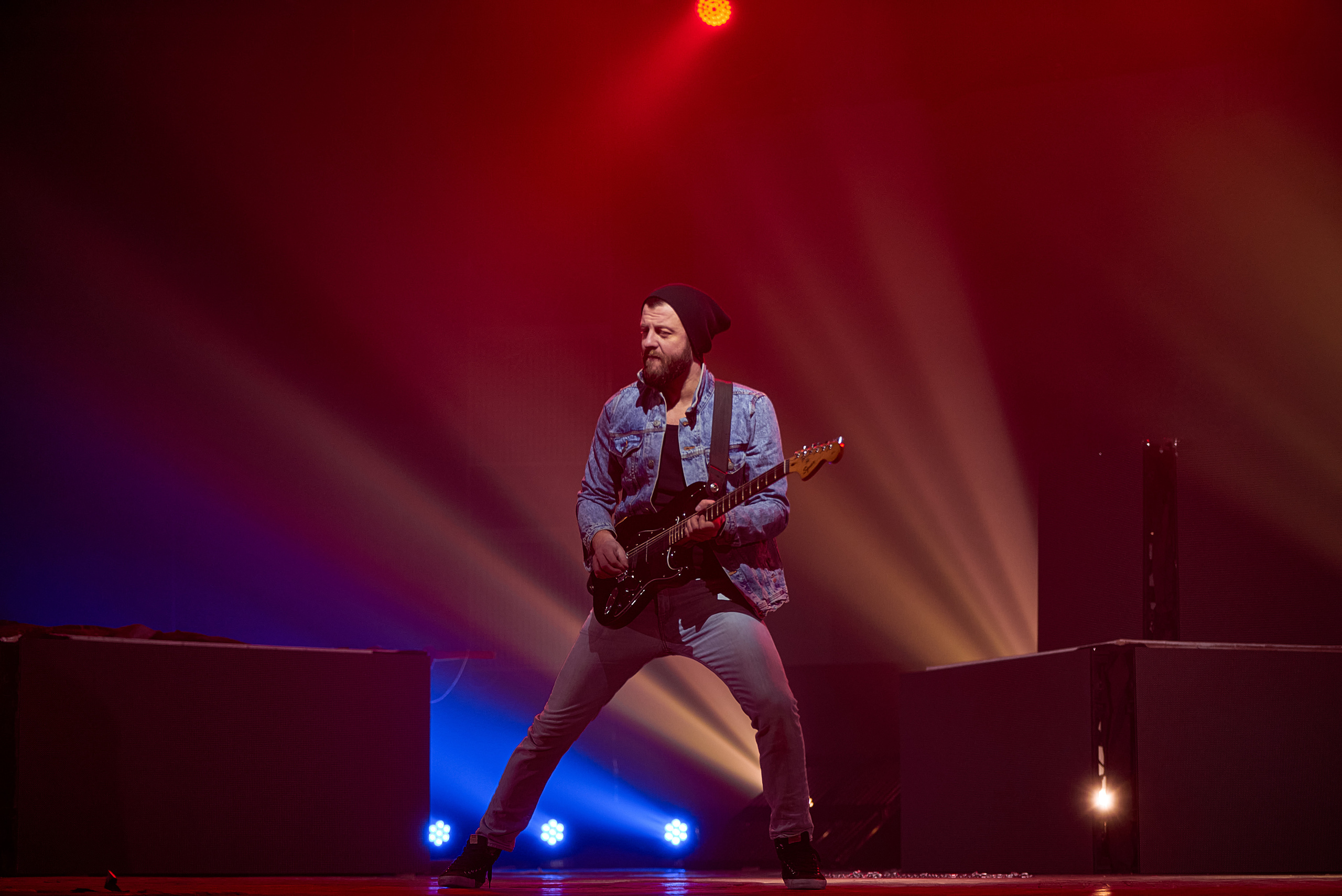 Рок концерт, артист с гитарой на сцене.