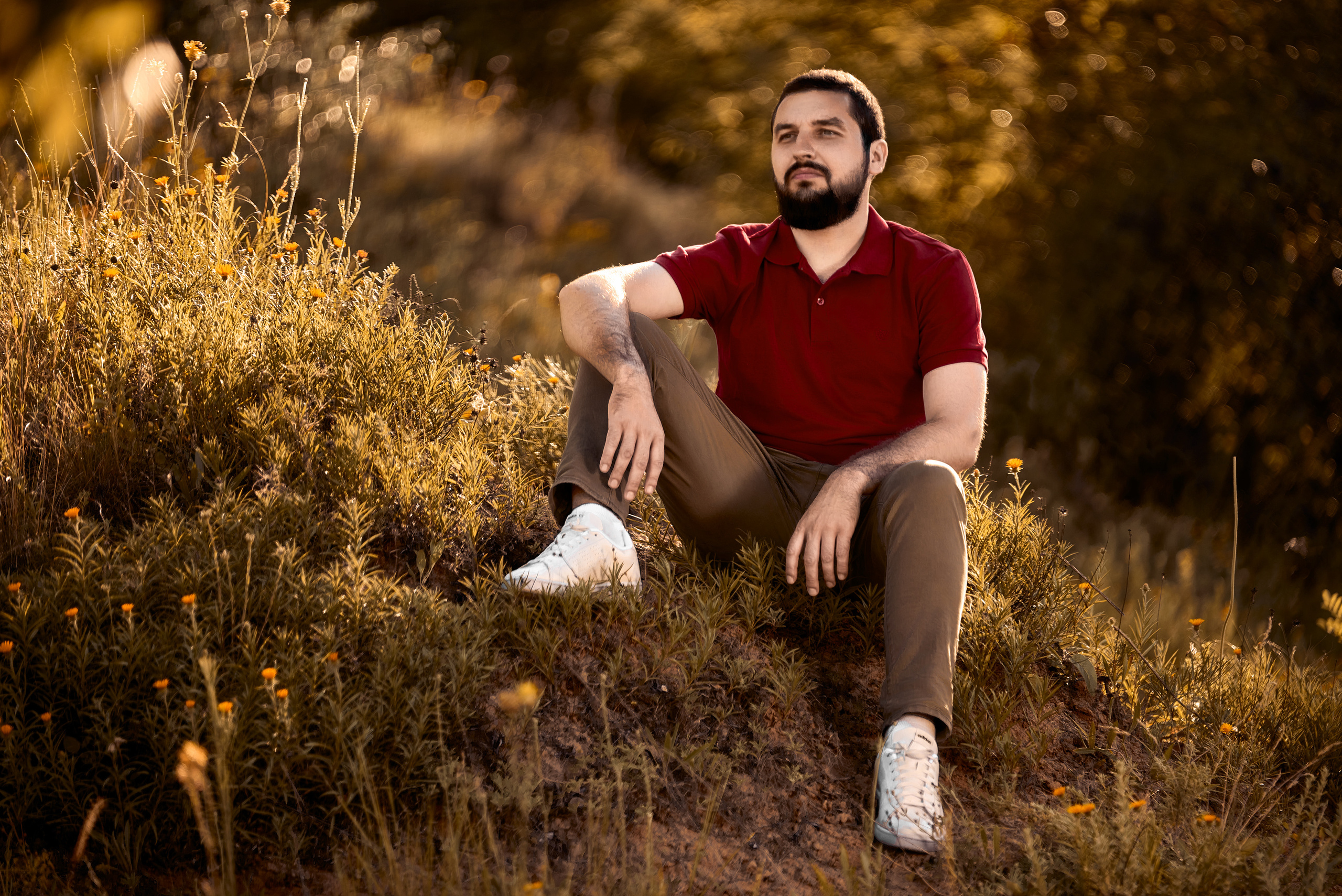 Стильный парень, фотосессия на природе.