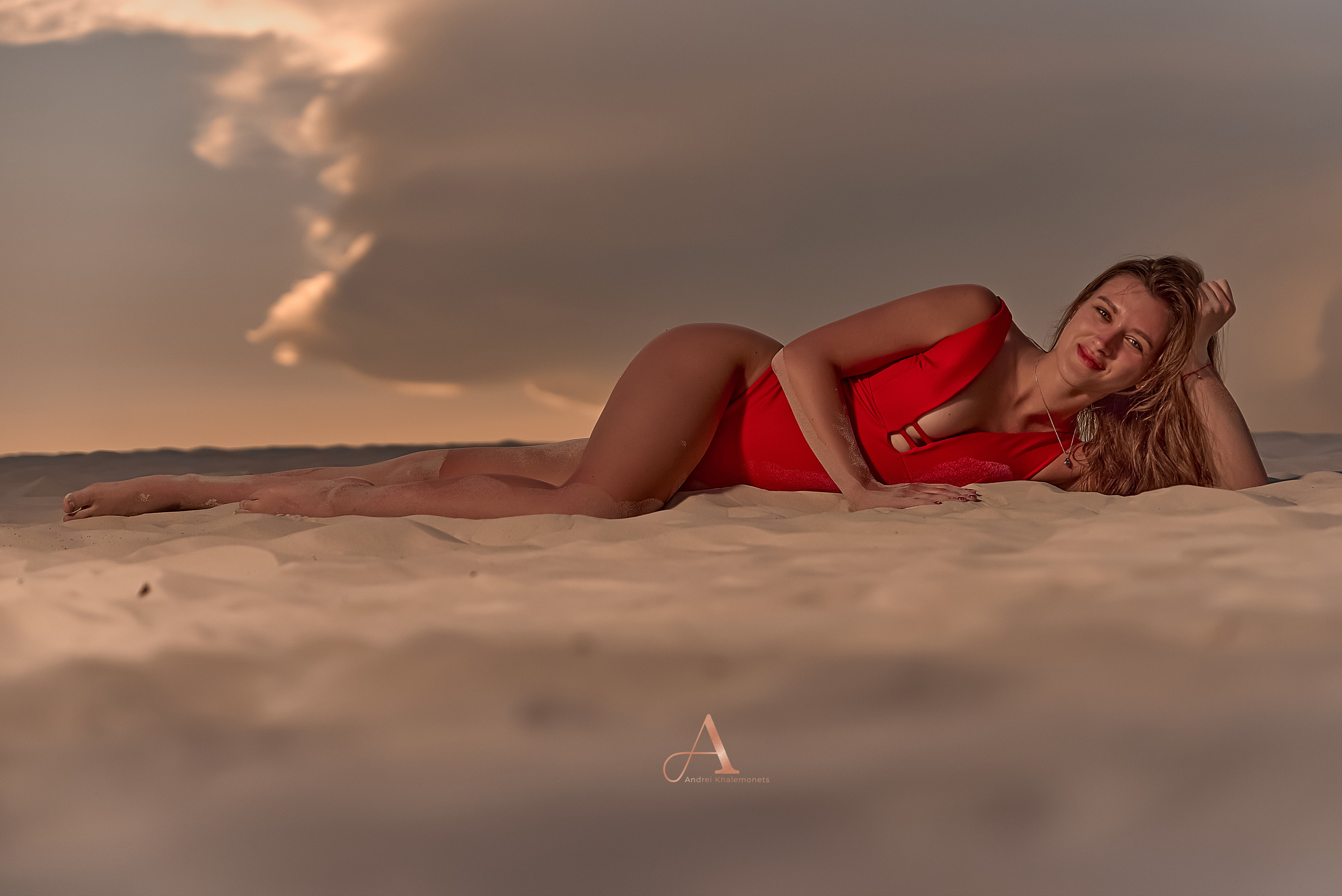 Девушка в красном купальнике, фотосессия в песчаной пустыне на закате, украинские мальдивы.