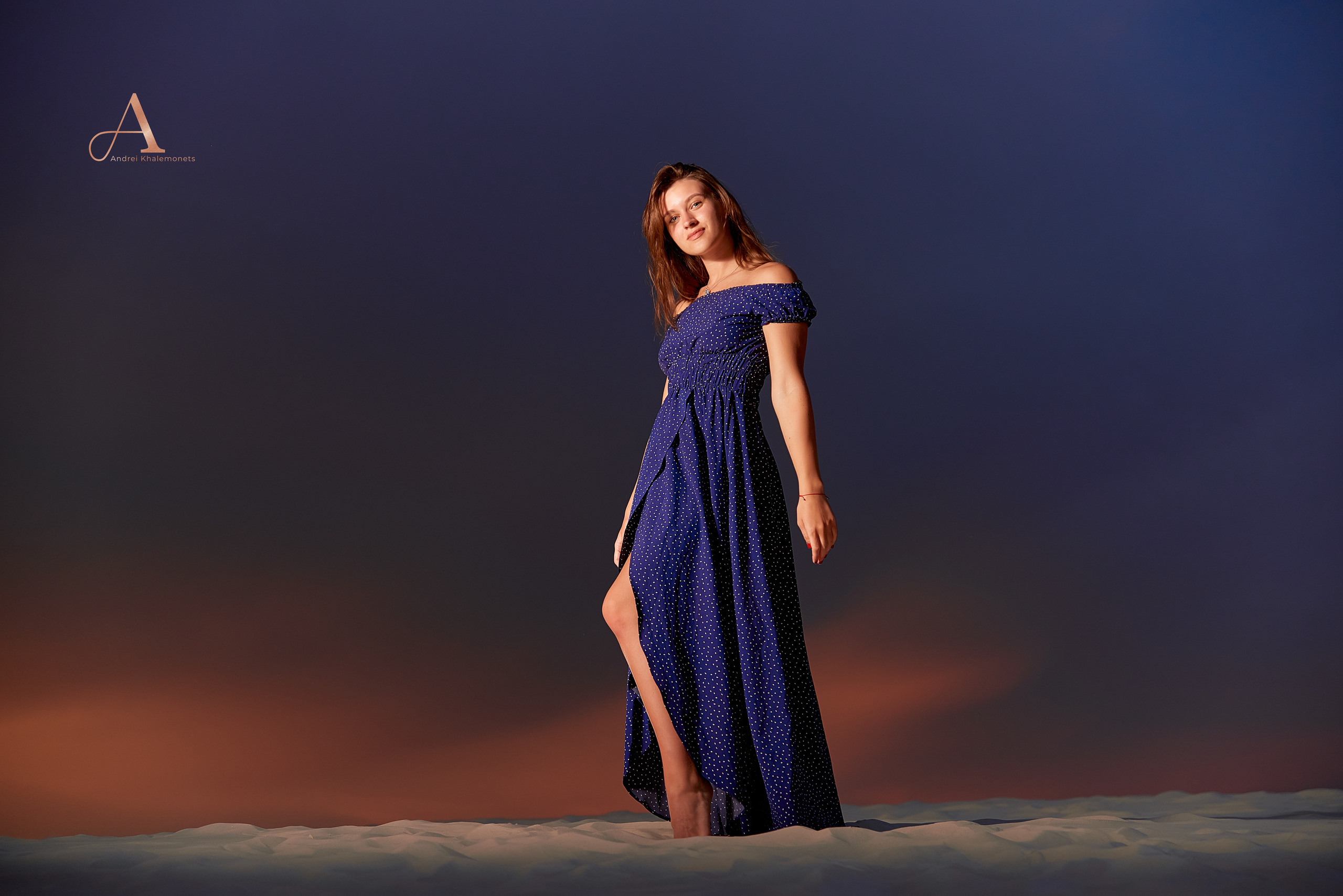 Девушка в синем платье, фотосессия на закате в песчаной пустыне.