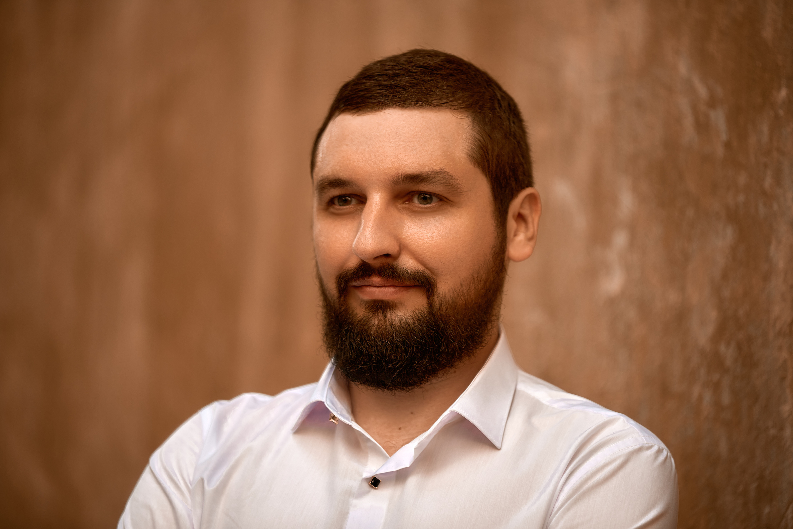 Мужской портрет на фоне винтажной стены.