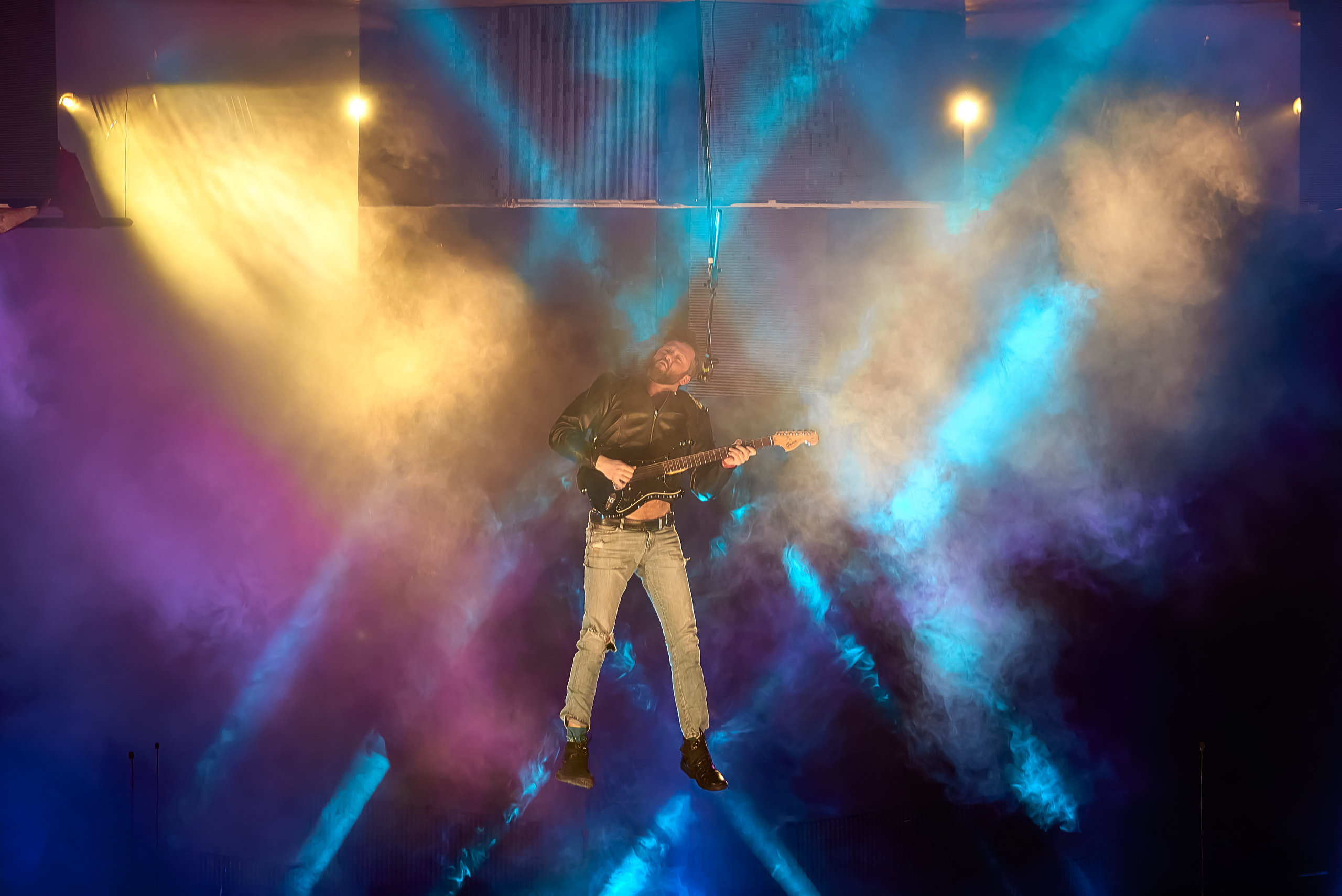 Рок музыкант парит в воздухе на сцене Театра.