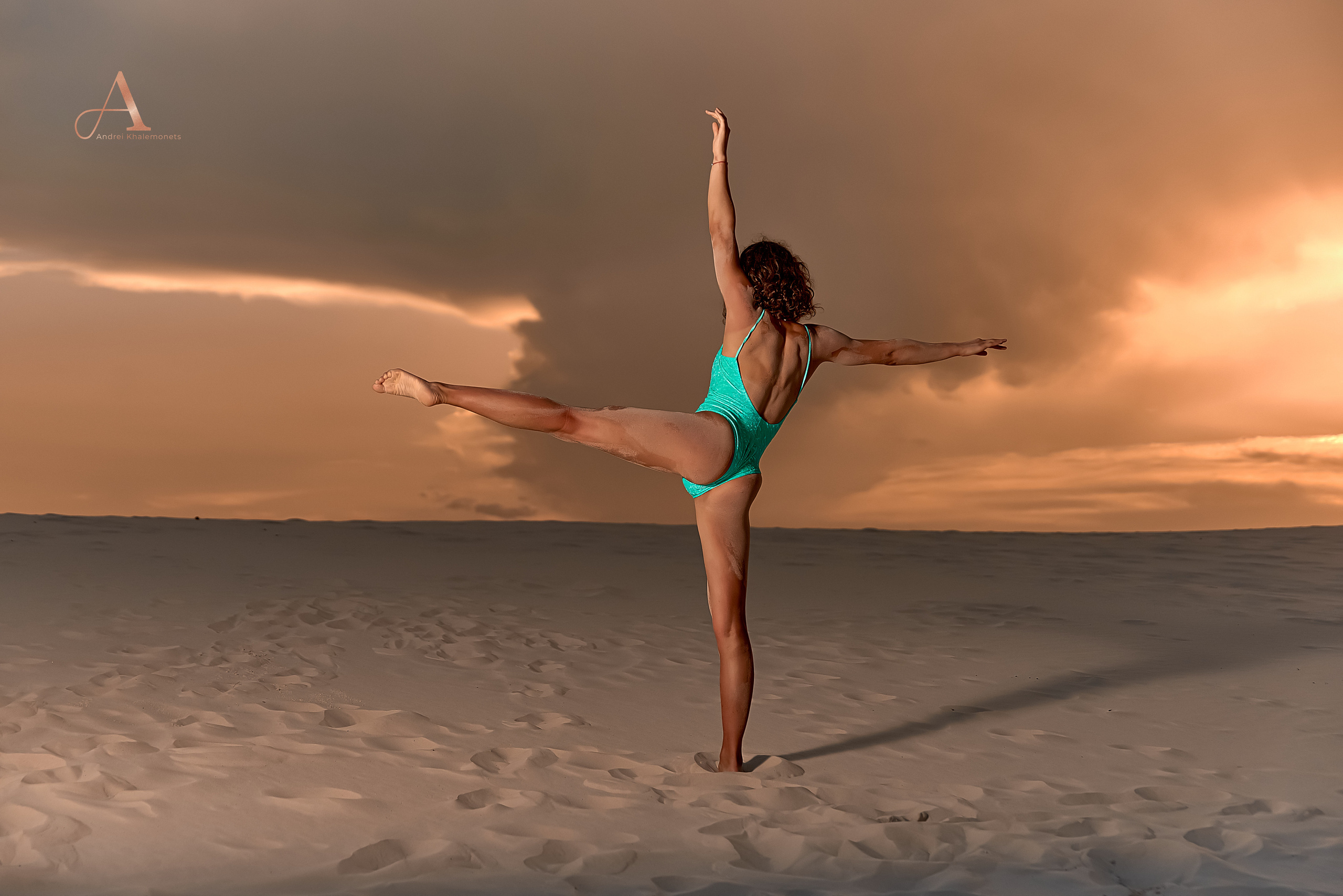 Спортивная девушка гимнастка в зеленом боди, фотосессия в песчаной пустыне на закате, украинские мальдивы.