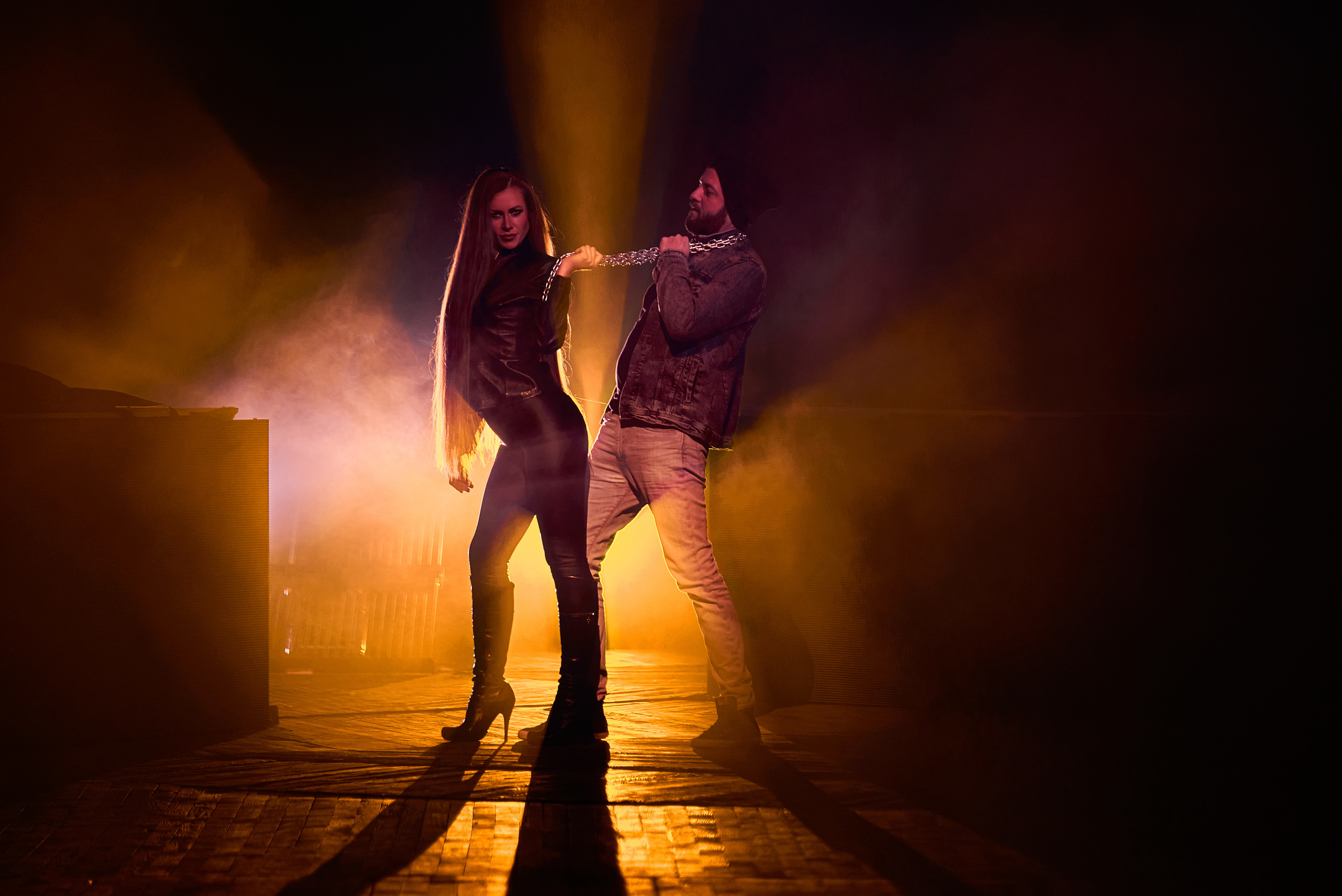 Девушка с цепями.