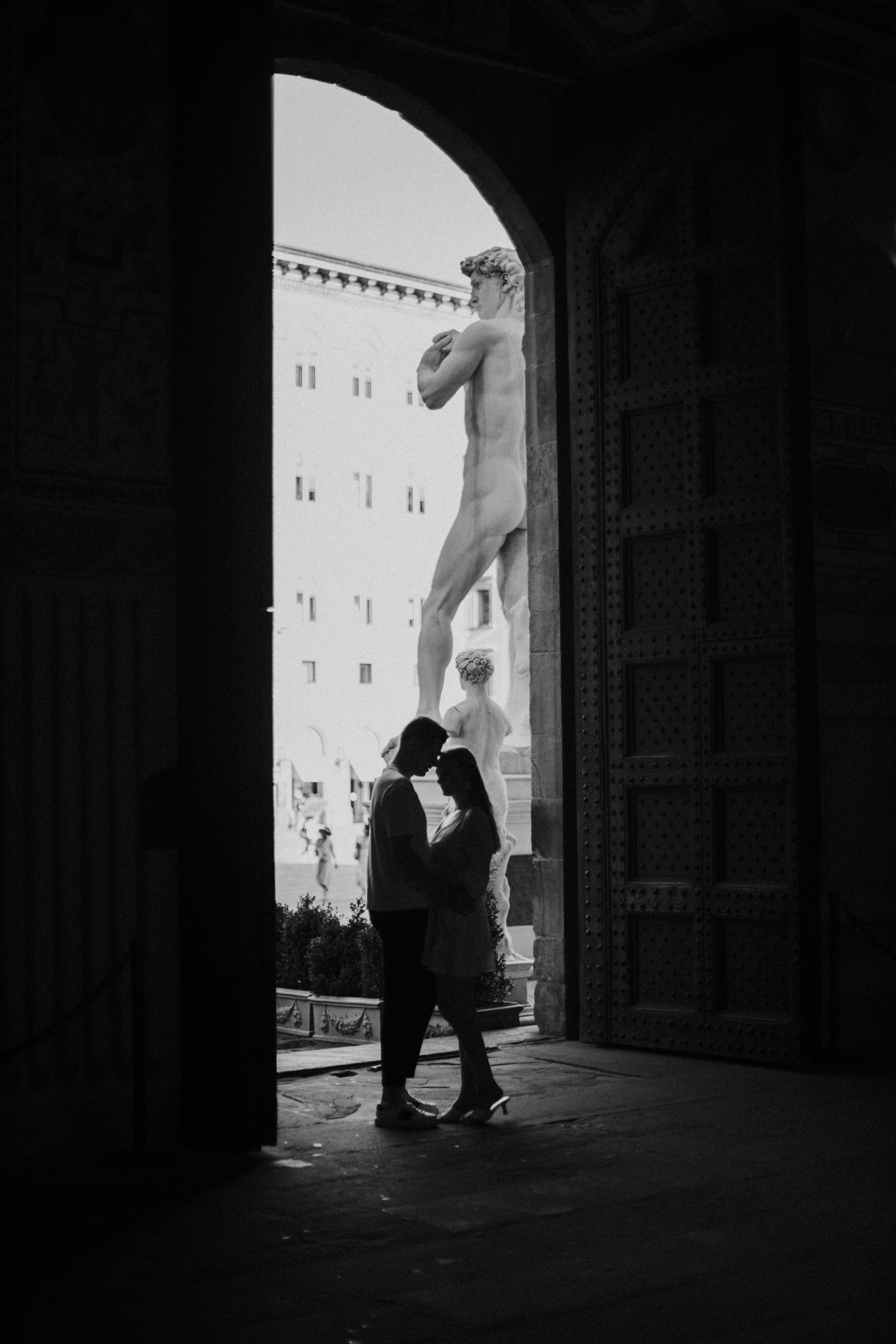 Couple Photoshoot Florence | Romantic Session at Ponte Vecchio & Uffizi. Wedding Photographer in Florence, Pisa & Tuscany | Candid & Elegant Photography in Italy