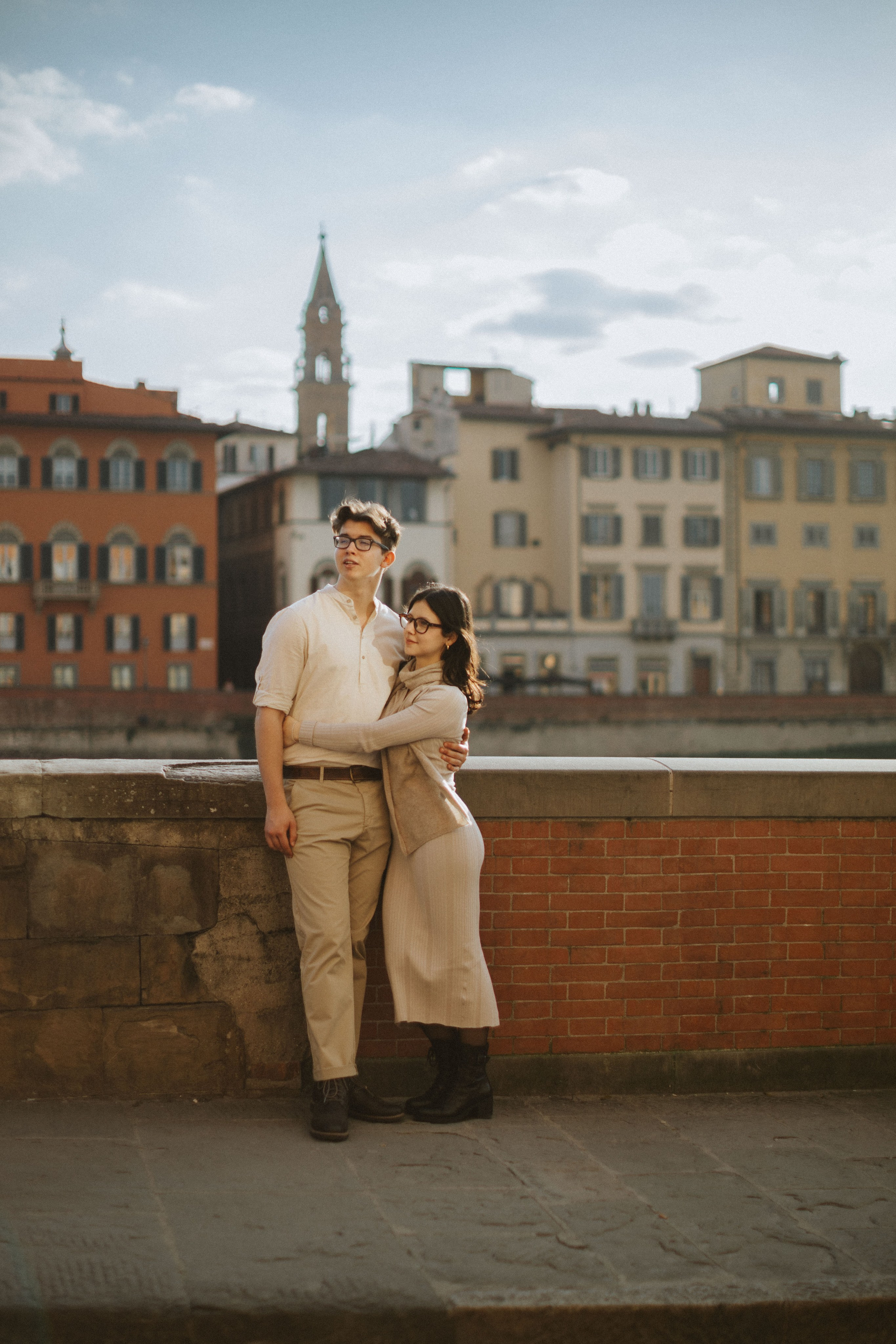 “Una coppia abbracciata e in posa sullo sfondo pittoresco di Firenze, Italia”.