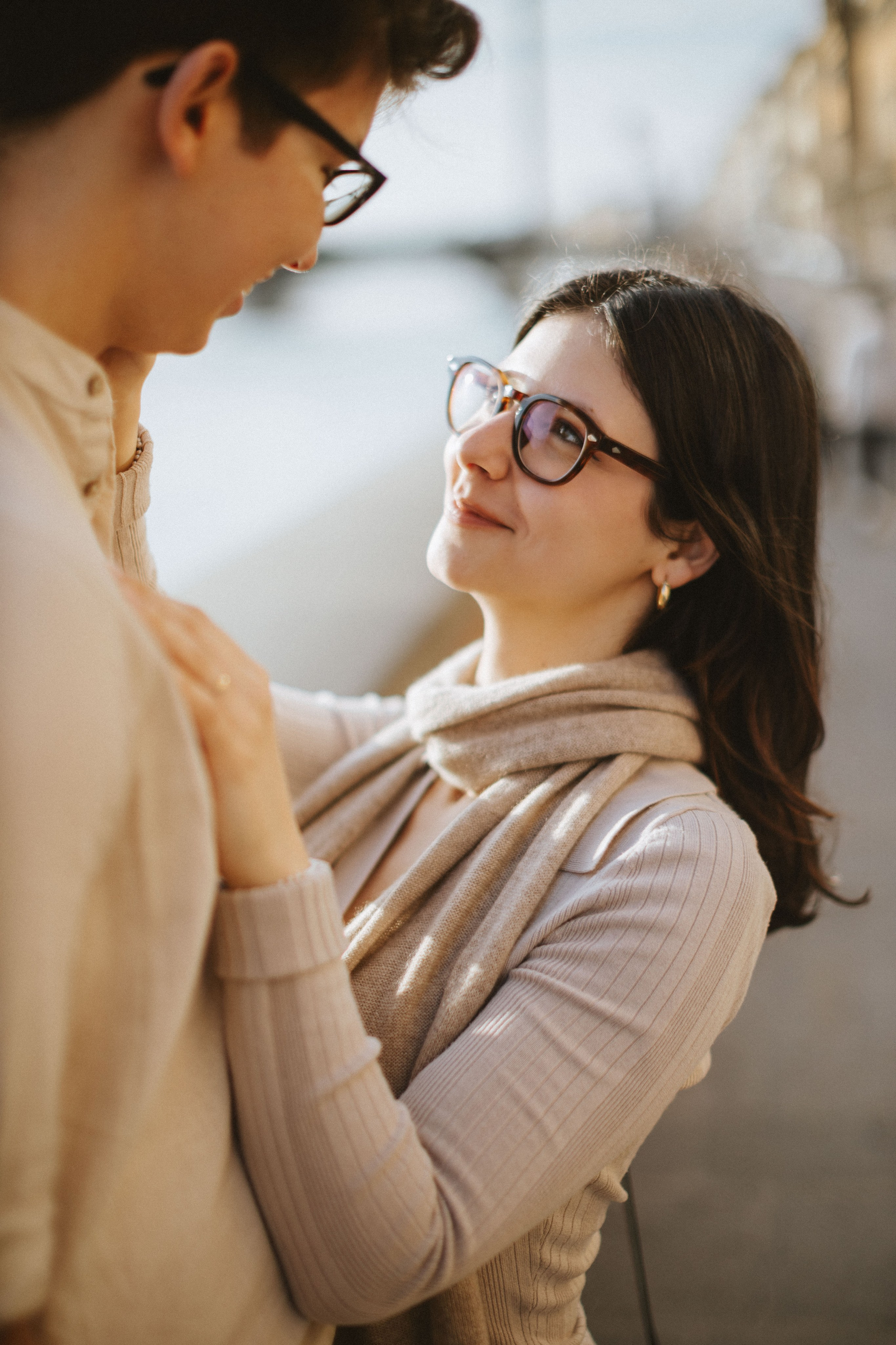 “Una coppia che si scambia un dolce bacio, catturata in un momento d'amore in una giornata di sole a Firenze”.
