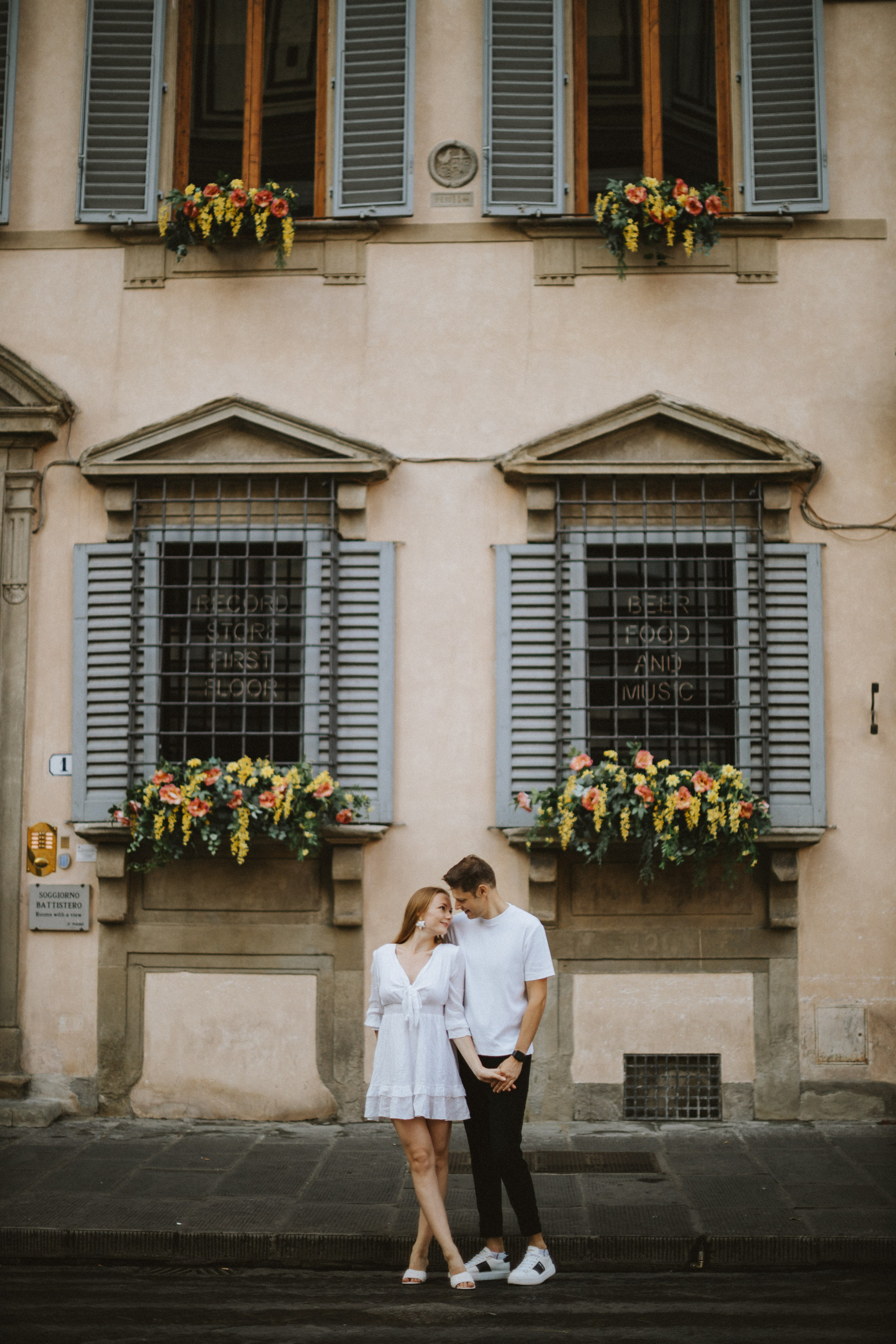 Couple Photoshoot Florence | Romantic Session at Ponte Vecchio & Uffizi. Wedding Photographer in Florence, Pisa & Tuscany | Candid & Elegant Photography in Italy