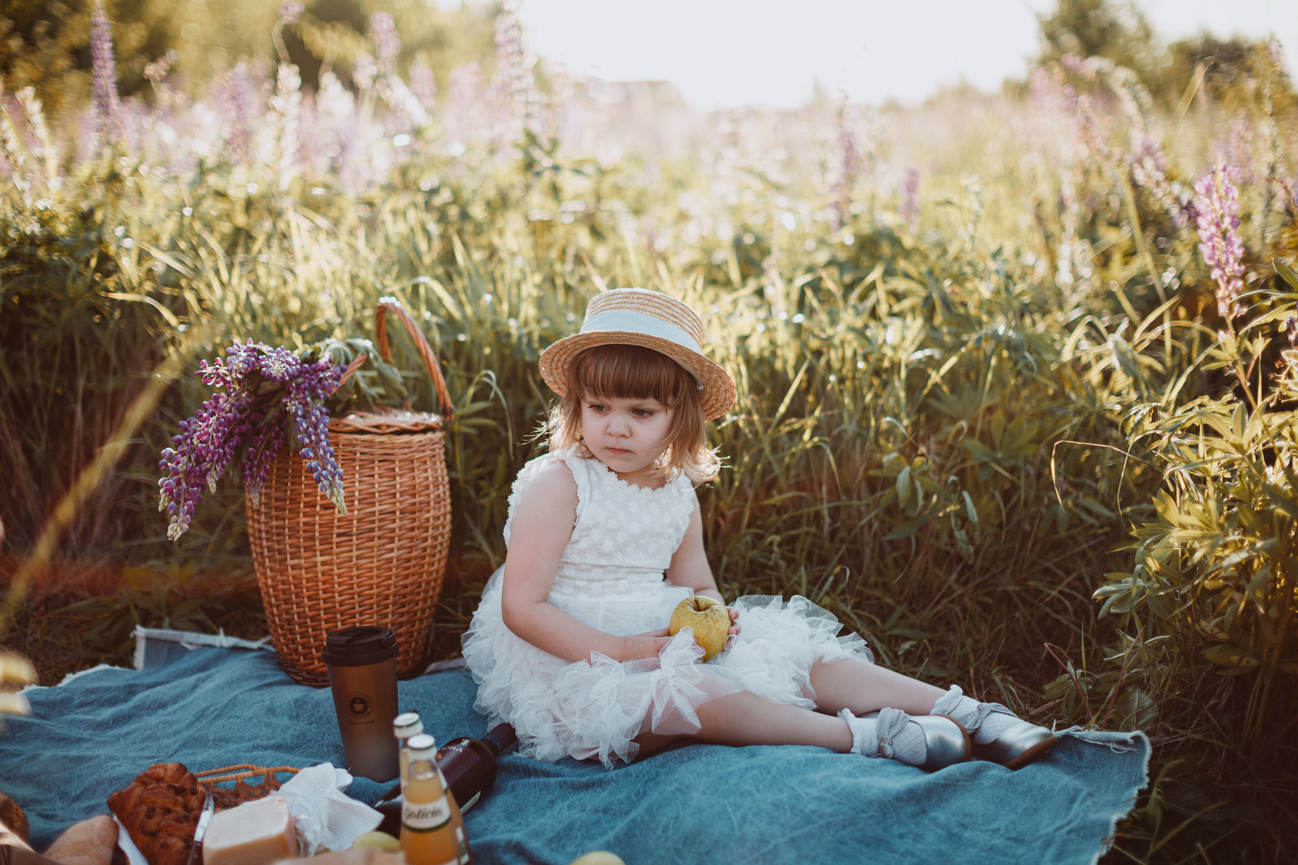 Семейная фотосессия в люпиновом поле. Wedding Photographer in Florence, Pisa & Tuscany | Candid & Elegant Photography in Italy