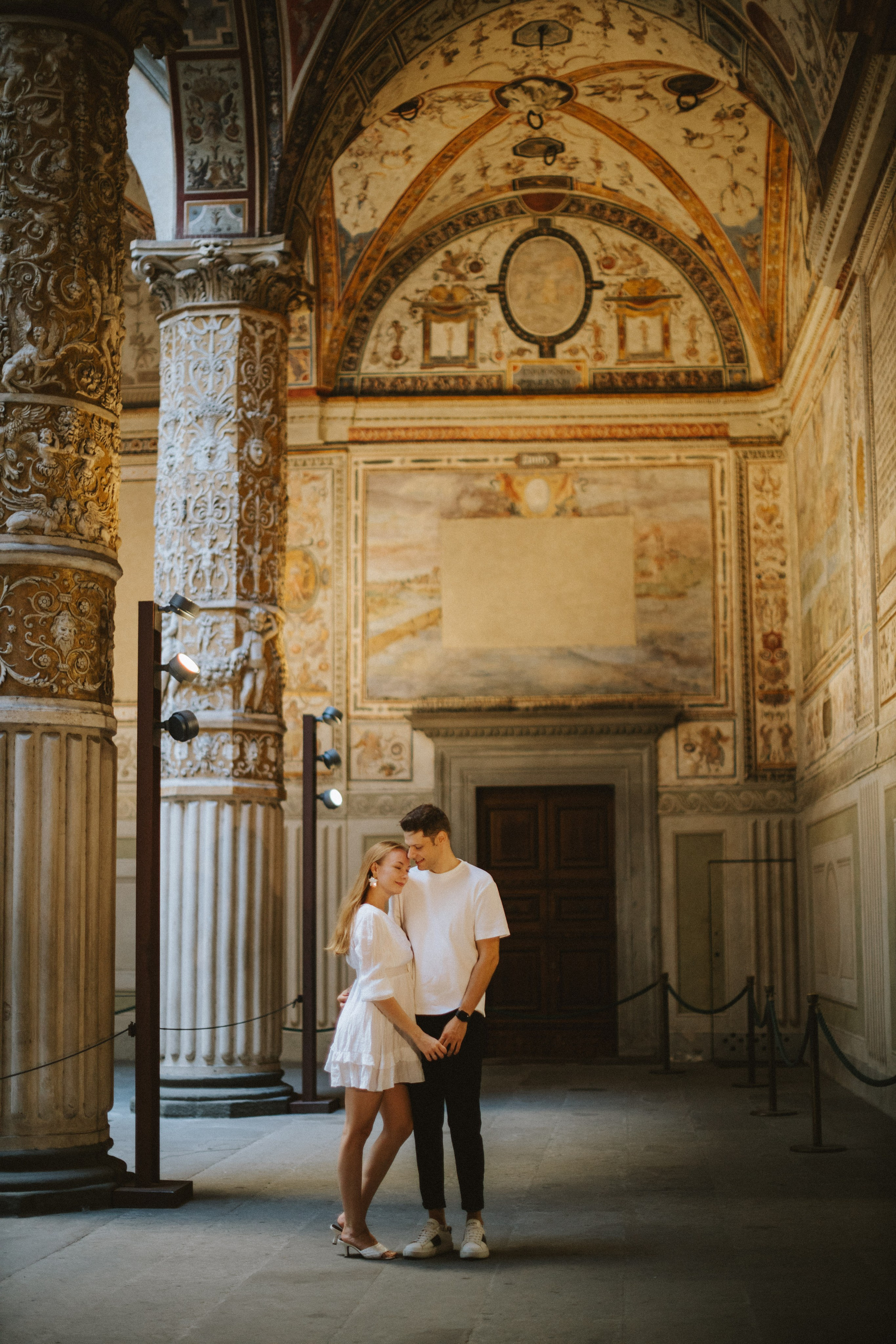 Couple Photoshoot Florence | Romantic Session at Ponte Vecchio & Uffizi. Wedding Photographer in Florence, Pisa & Tuscany | Candid & Elegant Photography in Italy