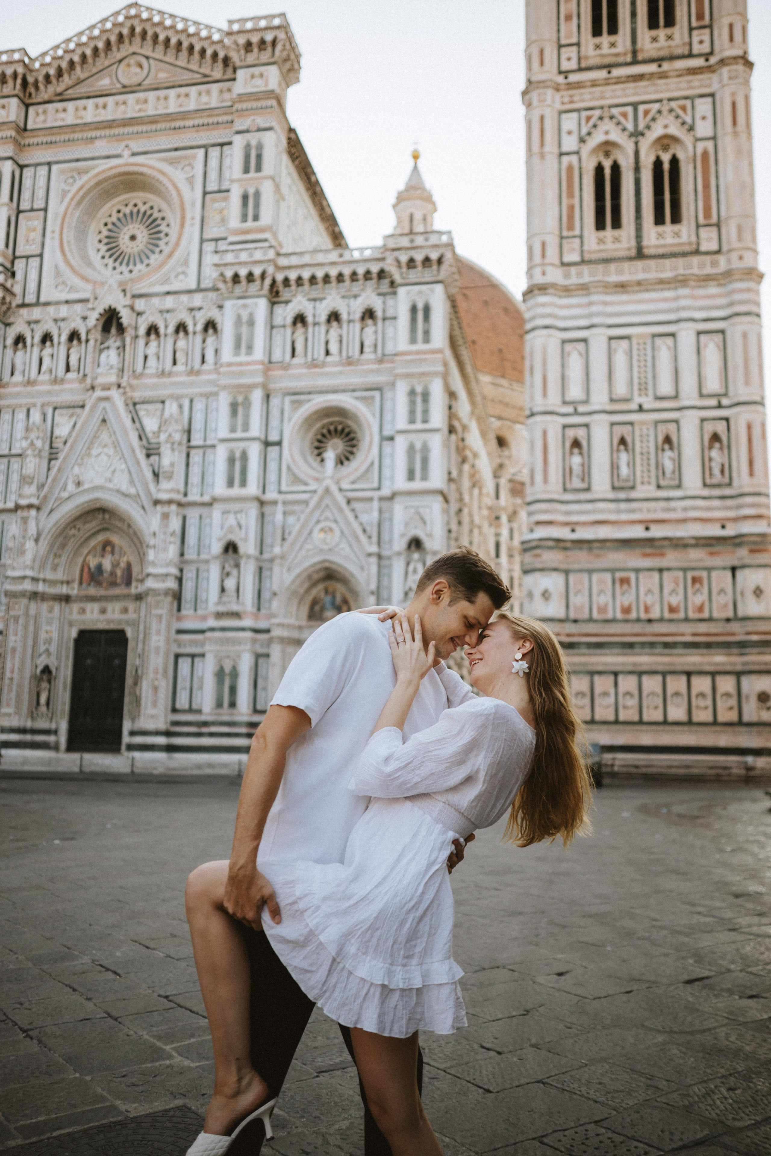 Couple Photoshoot Florence | Romantic Session at Ponte Vecchio & Uffizi. Wedding Photographer in Florence, Pisa & Tuscany | Candid & Elegant Photography in Italy
