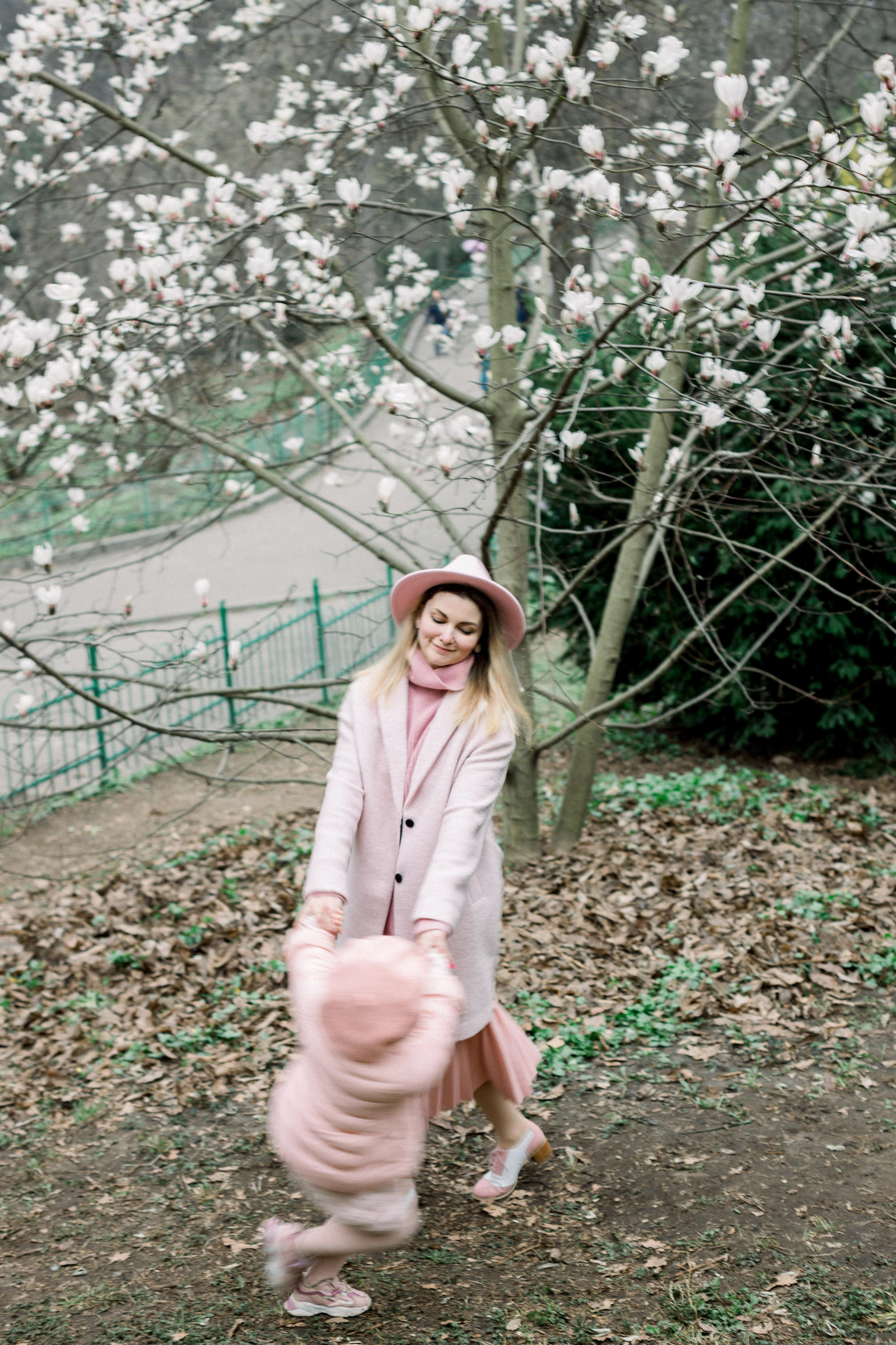 Фотосессия мамы и дочки в ботаническом саду им. Фомина. Wedding Photographer in Florence, Pisa & Tuscany | Candid & Elegant Photography in Italy