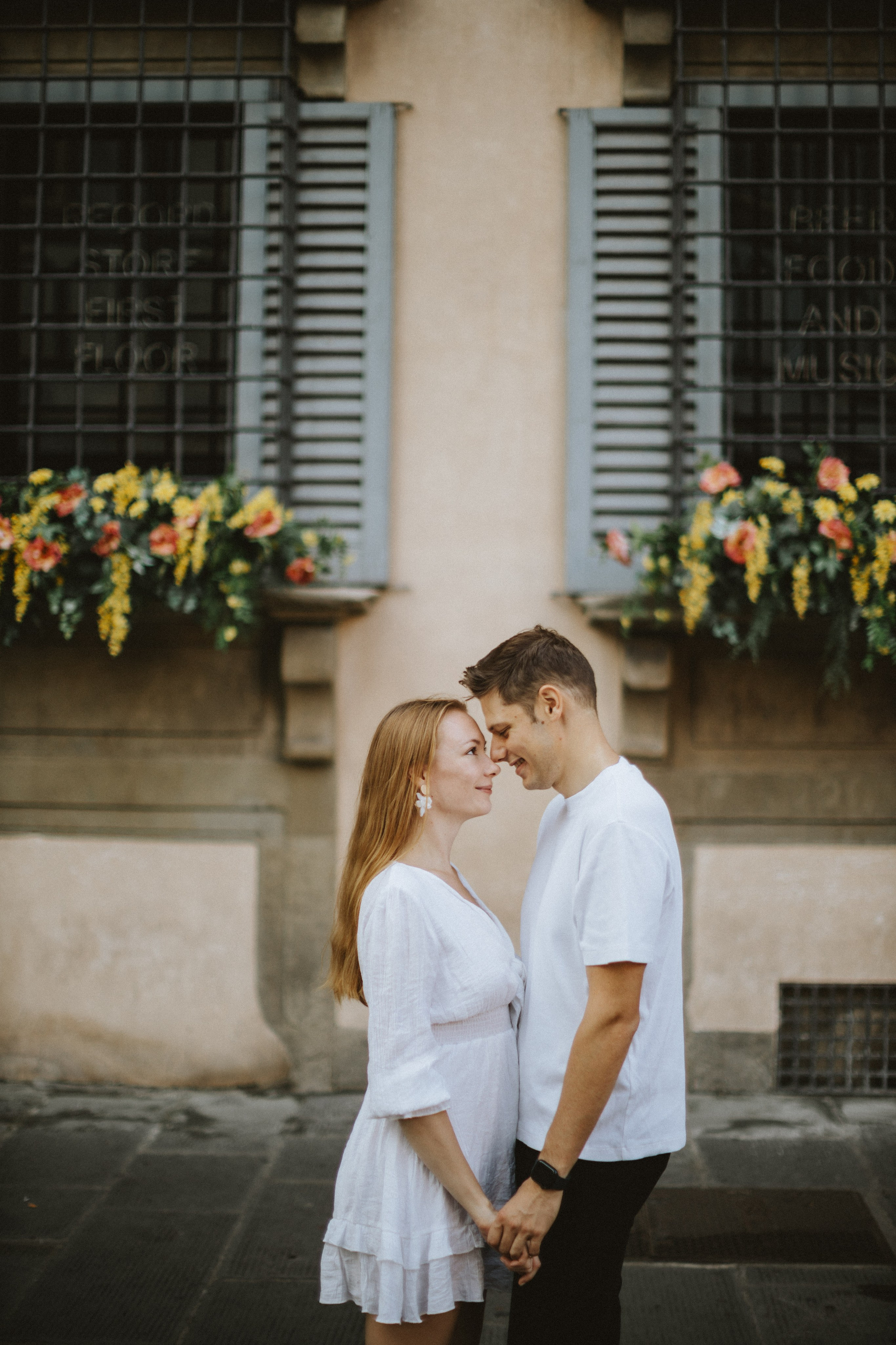 Couple Photoshoot Florence | Romantic Session at Ponte Vecchio & Uffizi. Wedding Photographer in Florence, Pisa & Tuscany | Candid & Elegant Photography in Italy