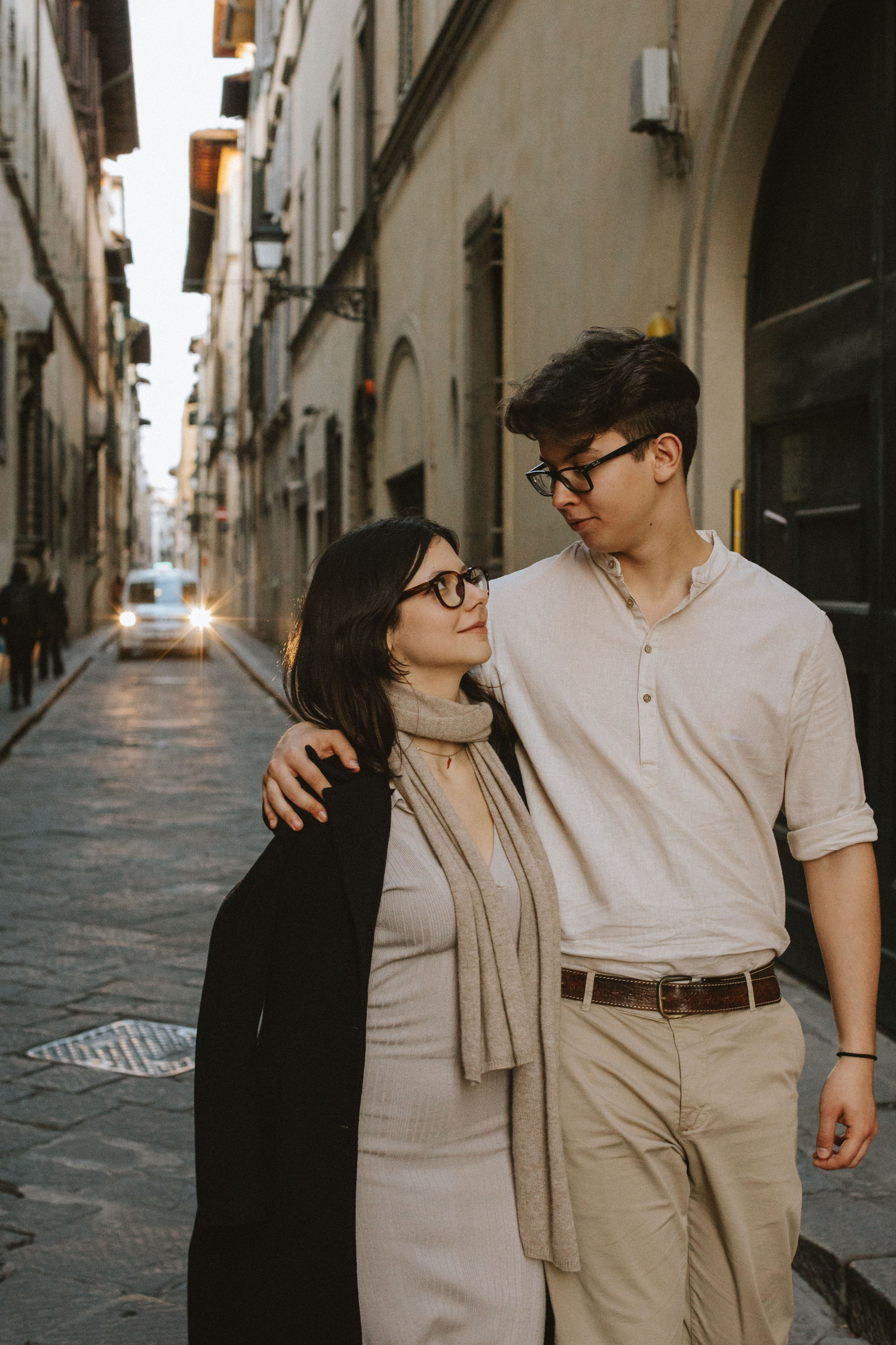 “Una coppia che si guarda negli occhi, camminando in un'incantevole strada di Firenze”.