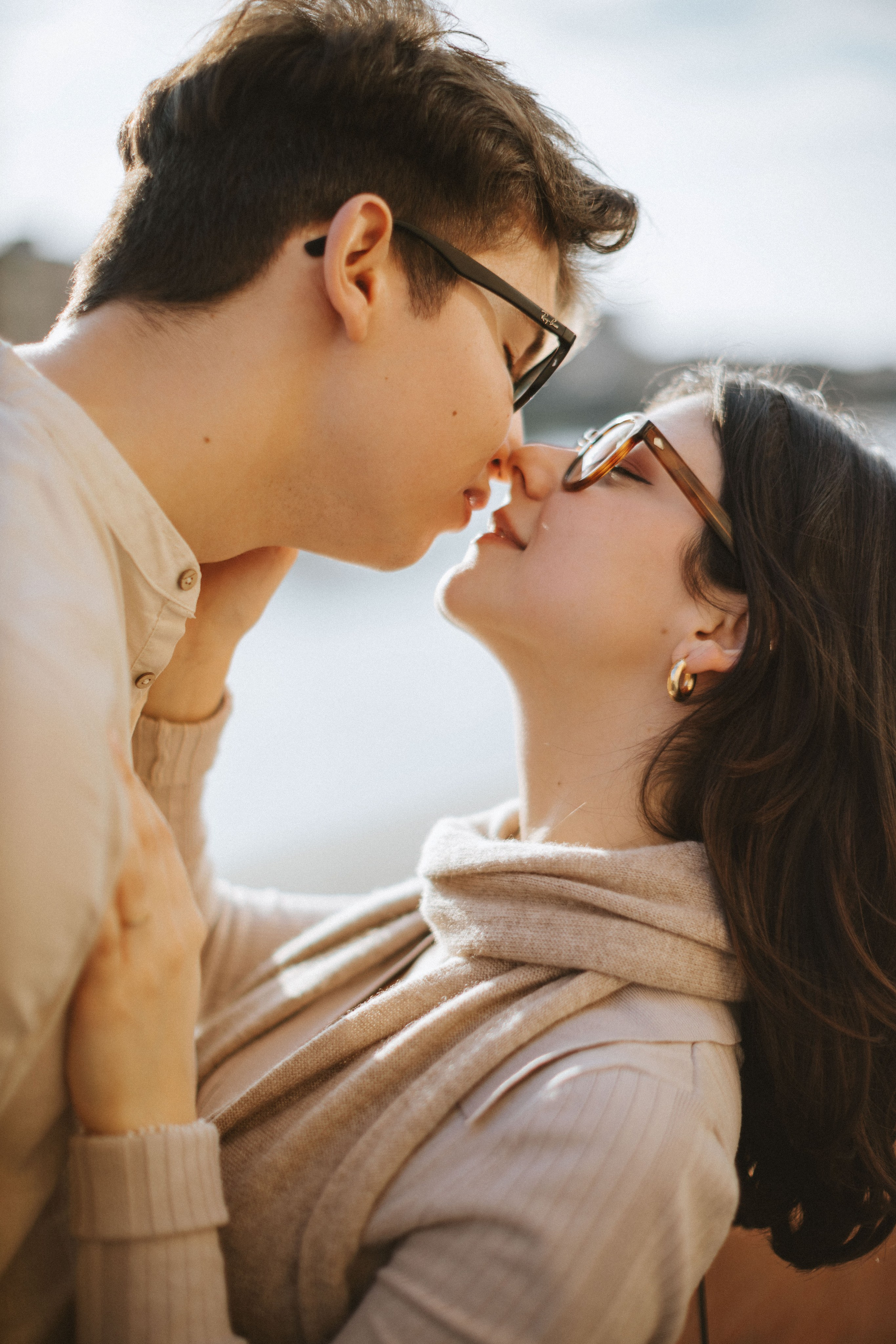 “Una coppia che condivide un momento di dolcezza, guardandosi negli occhi a Firenze sotto la luce del sole”.