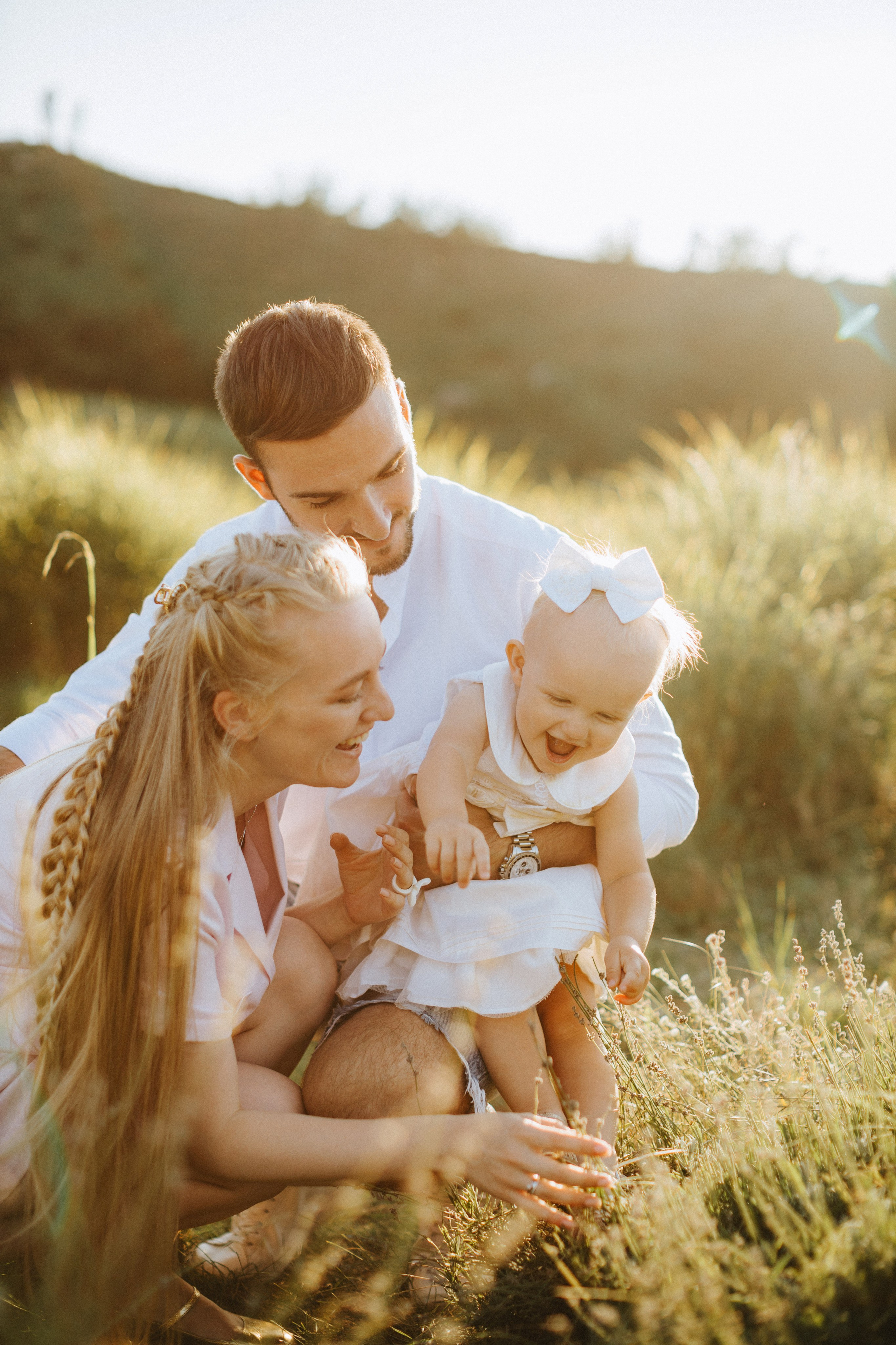 “Un momento gioioso di madre e figlia che si godono un picnic in un campo di fiori. Entrambe indossano cappelli di paglia abbinati e la figlia tiene in mano una bottiglia di bibita mentre la madre dispone il cibo su una coperta blu. Le due donne sono circondate da un banchetto da picnic che comprende dolci, frutta e bevande, con un cesto di fiori nelle vicinanze. Lo sfondo è caratterizzato da una vegetazione vivace e da fiori viola, che creano un'atmosfera serena e solare”.