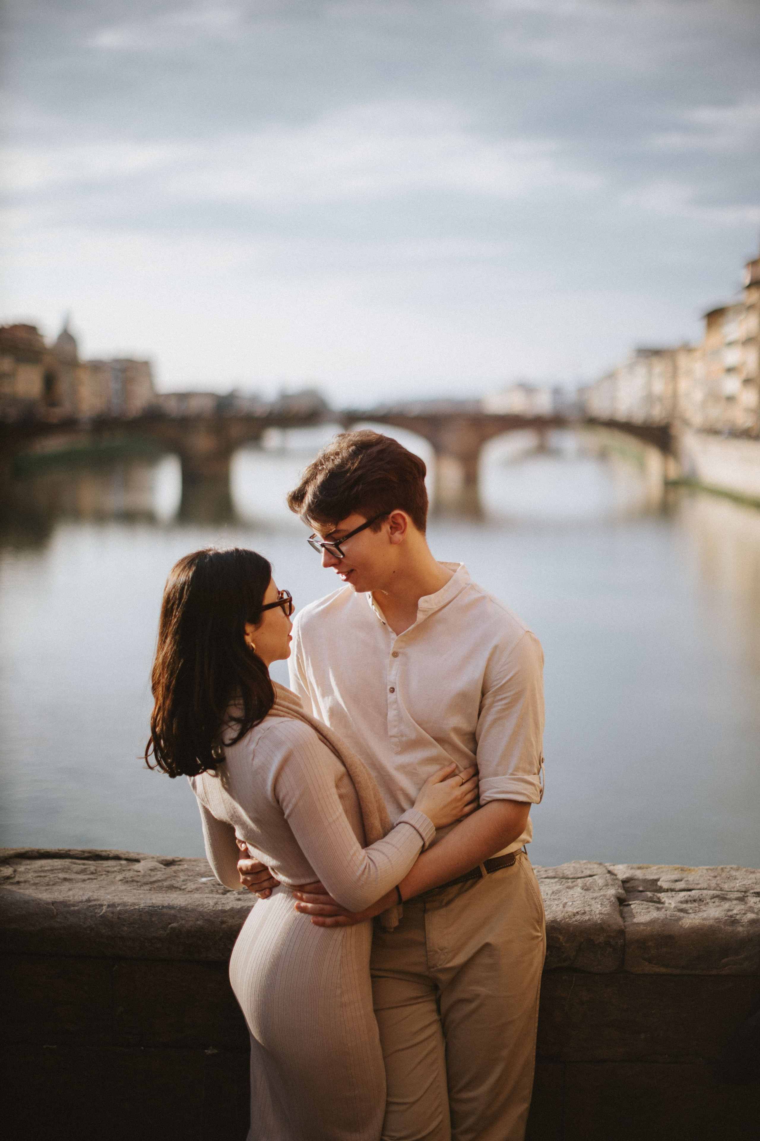 “Una coppia che si abbraccia con lo splendido sfondo del ponte di Firenze e del fiume”.