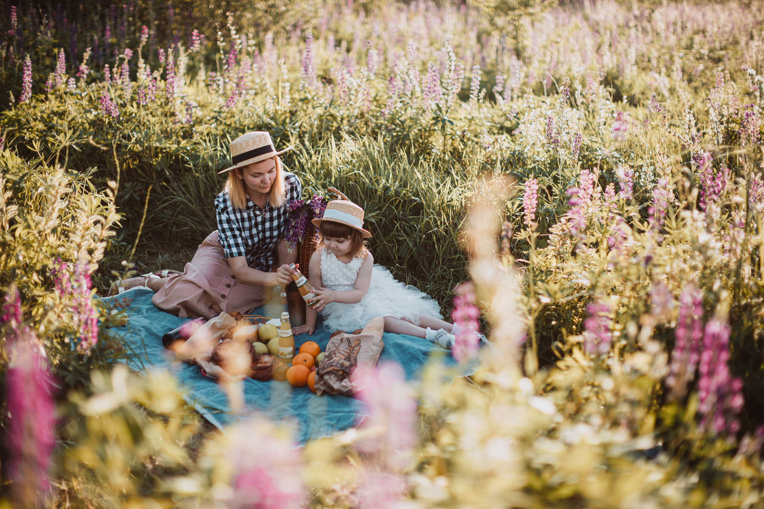 Семейная фотосессия в люпиновом поле. Wedding Photographer in Florence, Pisa & Tuscany | Candid & Elegant Photography in Italy