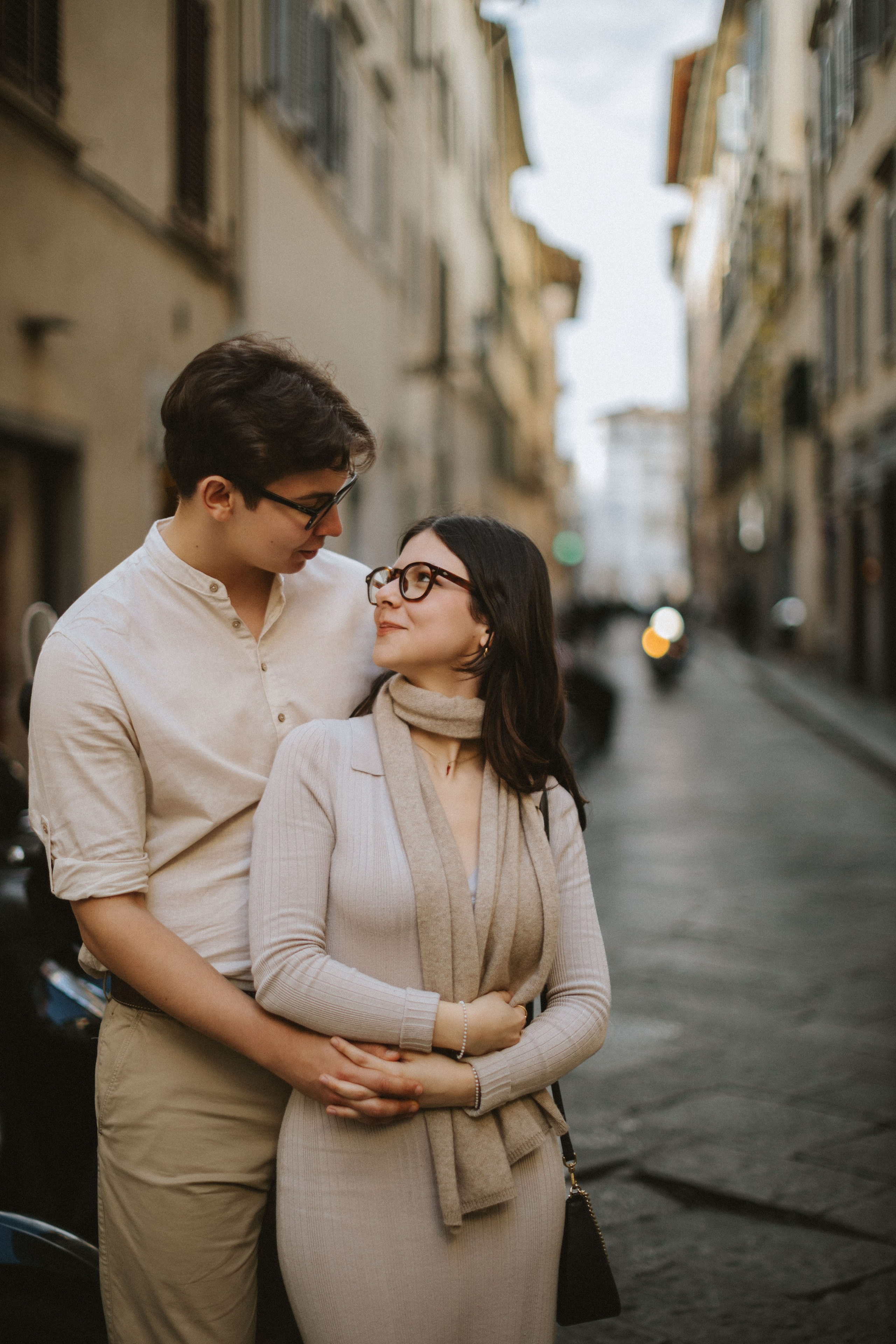 “Una coppia che si guarda con amore, passeggiando per le incantevoli strade di Firenze”.