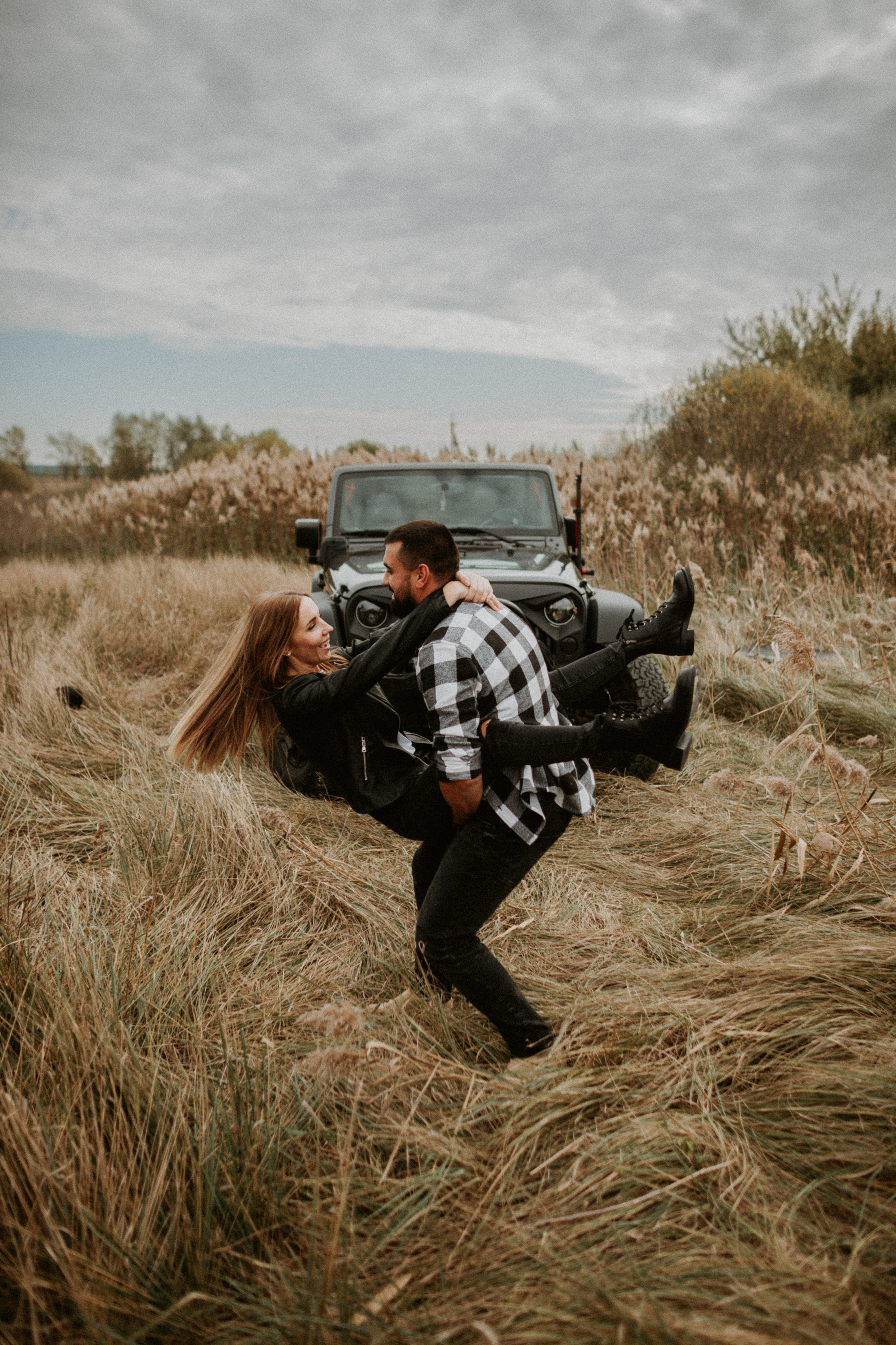 Nikolay & Olga — Stylish Couple Photoshoot | Sunset & Jeep Wrangler Meta Description: Discover Nikolay & Olga’s romantic couple photoshoot:. Wedding Photographer in Florence, Pisa & Tuscany | Candid & Elegant Photography in Italy