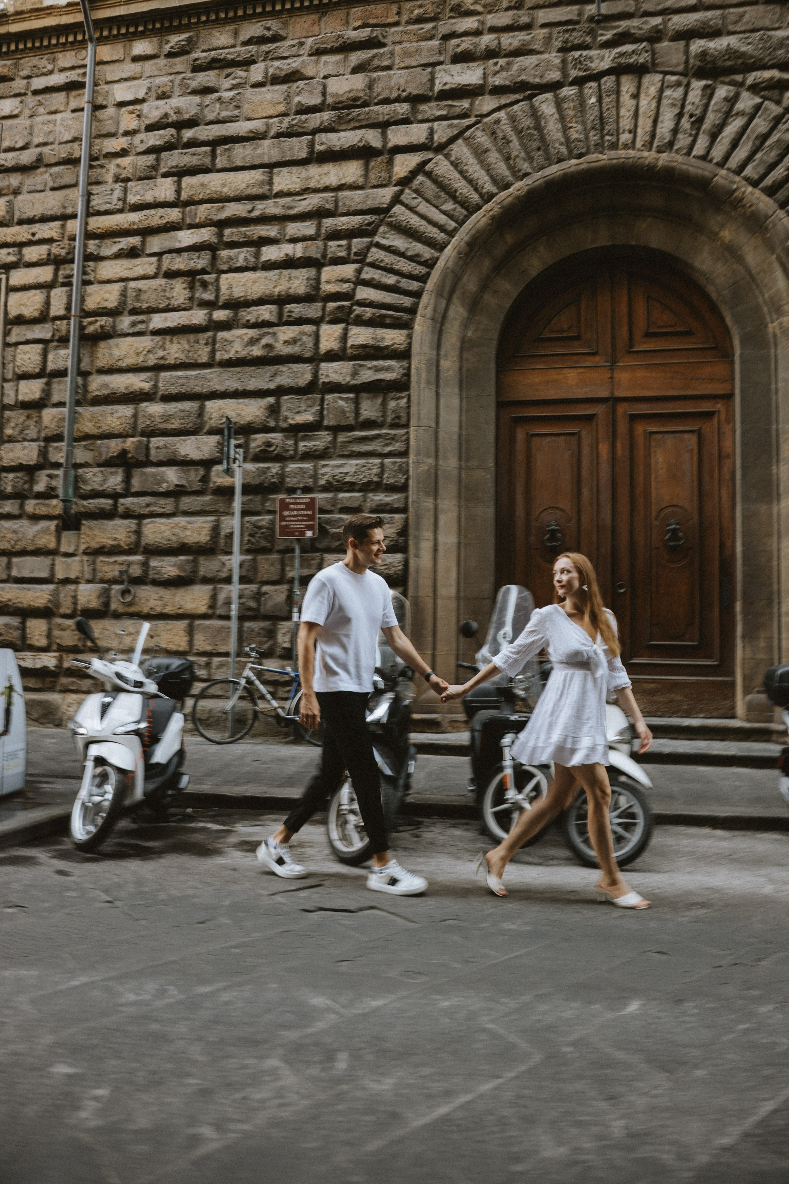Couple Photoshoot Florence | Romantic Session at Ponte Vecchio & Uffizi. Wedding Photographer in Florence, Pisa & Tuscany | Candid & Elegant Photography in Italy