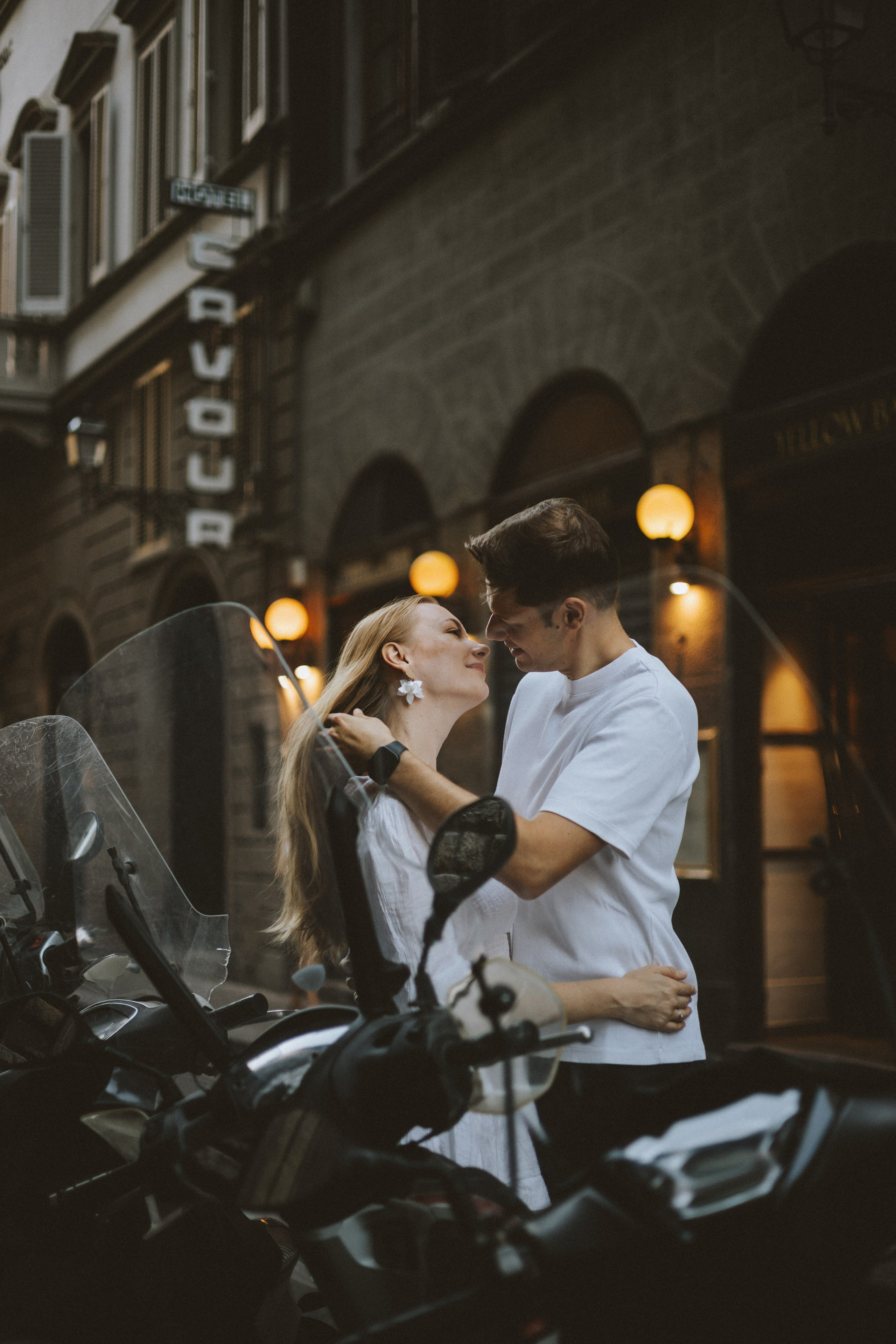 Couple Photoshoot Florence | Romantic Session at Ponte Vecchio & Uffizi. Wedding Photographer in Florence, Pisa & Tuscany | Candid & Elegant Photography in Italy