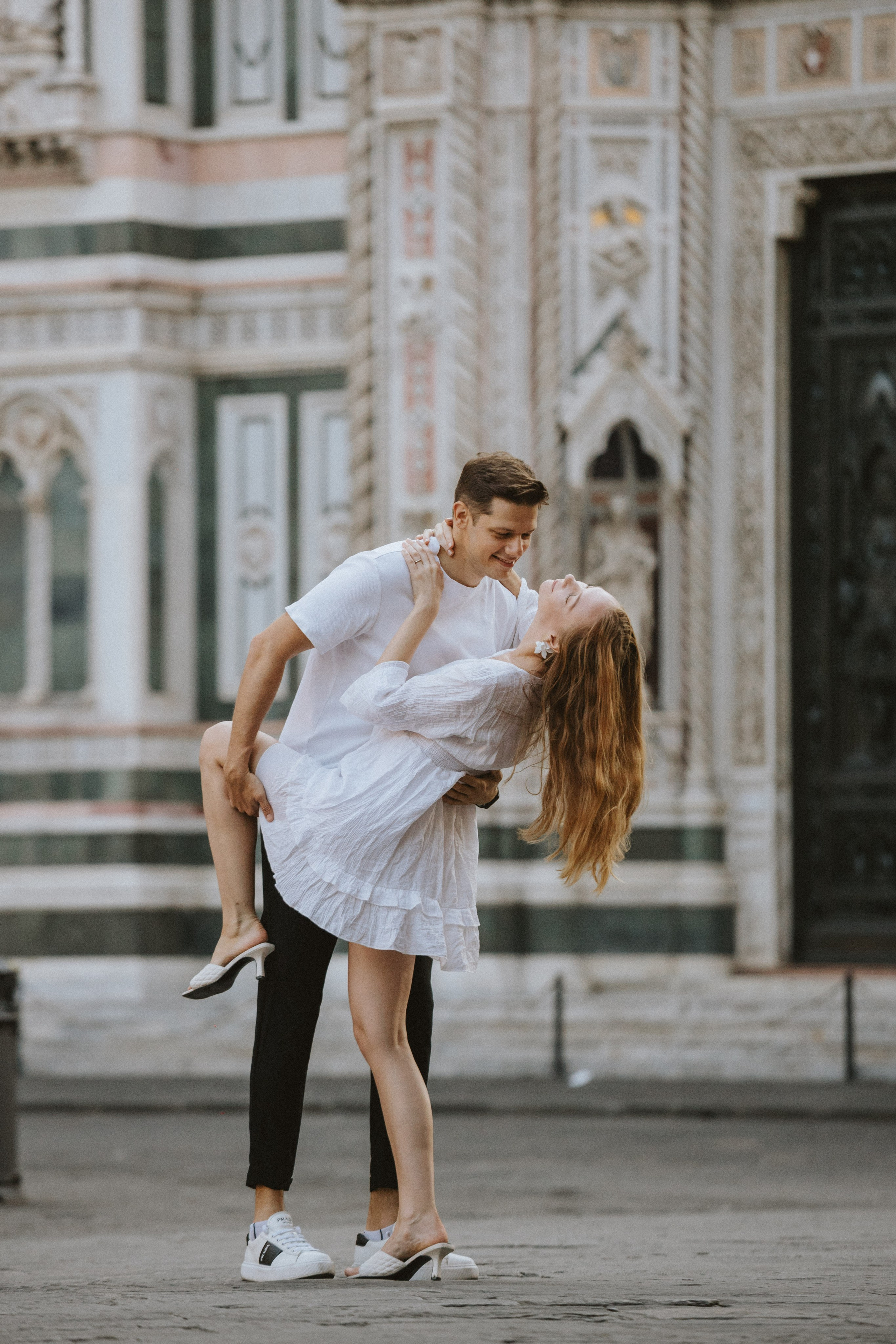 Couple Photoshoot Florence | Romantic Session at Ponte Vecchio & Uffizi. Wedding Photographer in Florence, Pisa & Tuscany | Candid & Elegant Photography in Italy
