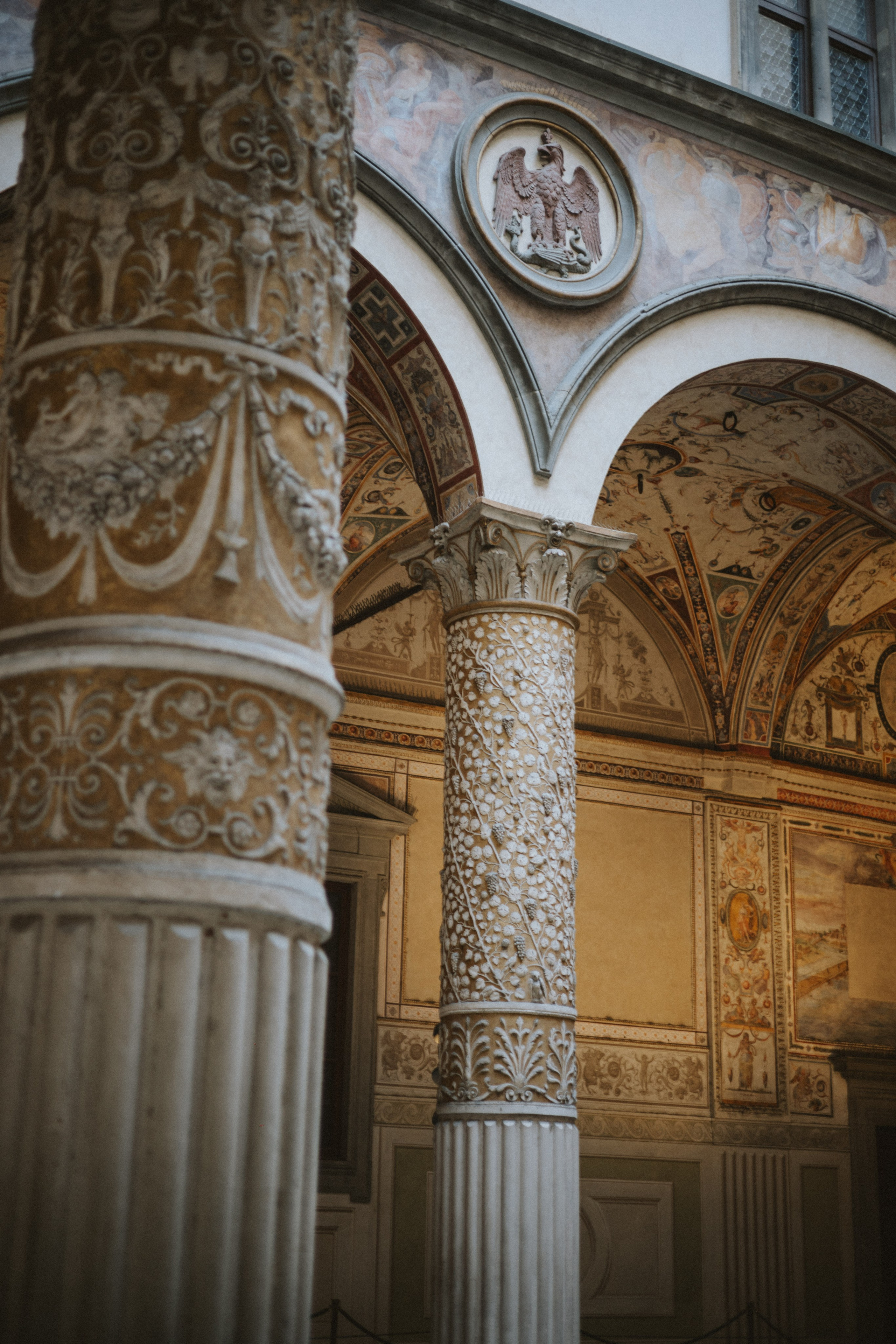 Couple Photoshoot Florence | Romantic Session at Ponte Vecchio & Uffizi. Wedding Photographer in Florence, Pisa & Tuscany | Candid & Elegant Photography in Italy