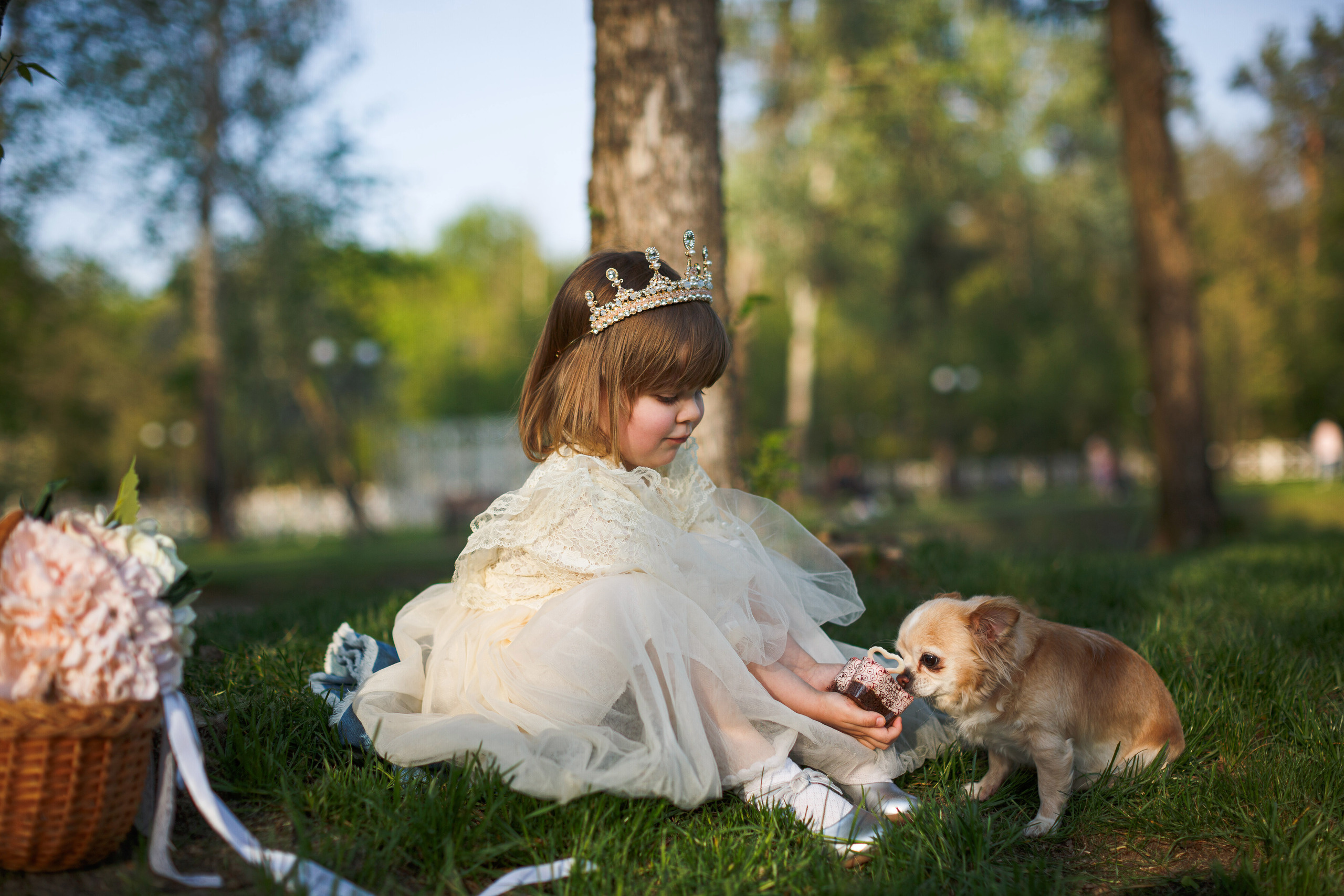 Детская фотосессия в парке для маленькой принцессы с собачкой. Wedding Photographer in Florence, Pisa & Tuscany | Candid & Elegant Photography in Italy